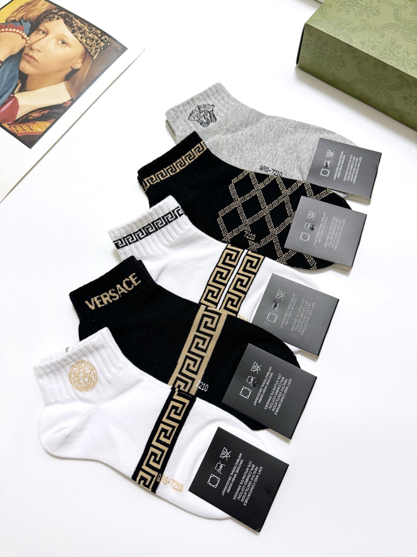  配包装
🌟【一盒5双】男女同款
 🌟Versace 范思哲 经典logo 纯棉短袜   ，ins超火爆