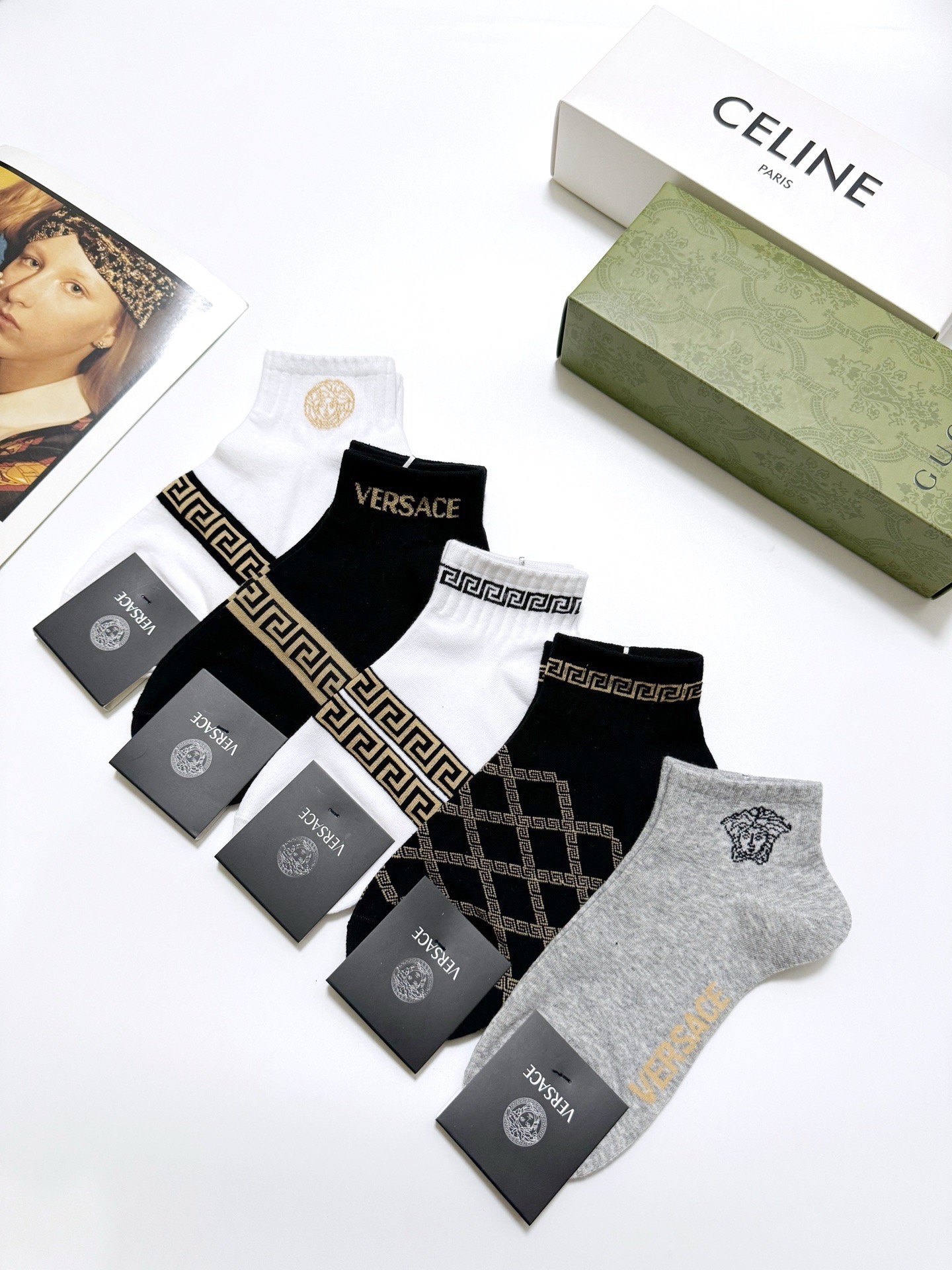  配包装
🌟【一盒5双】男女同款
 🌟Versace 范思哲 经典logo 纯棉短袜   ，ins超火爆