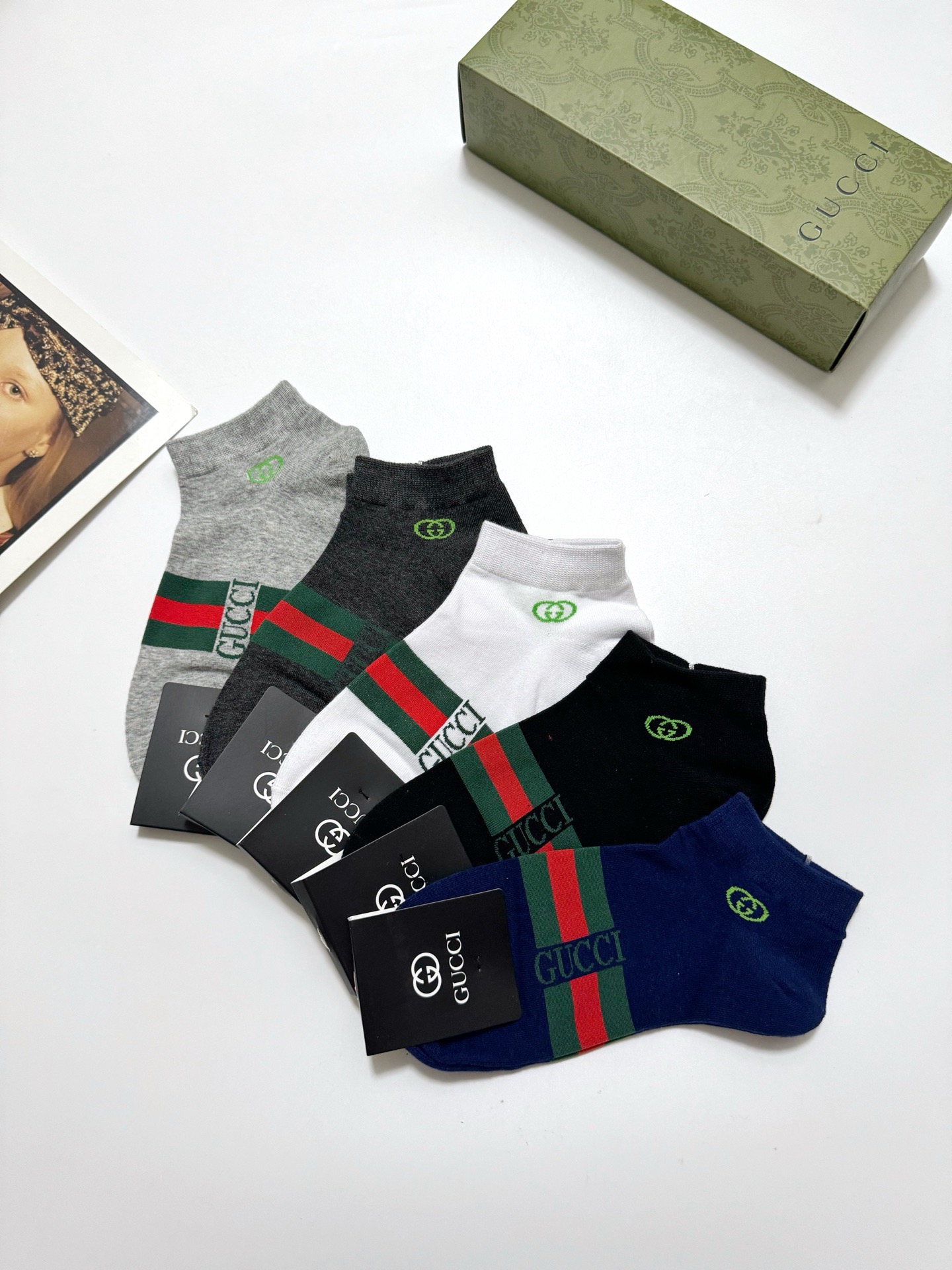  配包装
🌟【一盒5 双】
 🌟Gucci 古奇 经典字母logo纯棉短袜  男女同款，ins超火爆红人