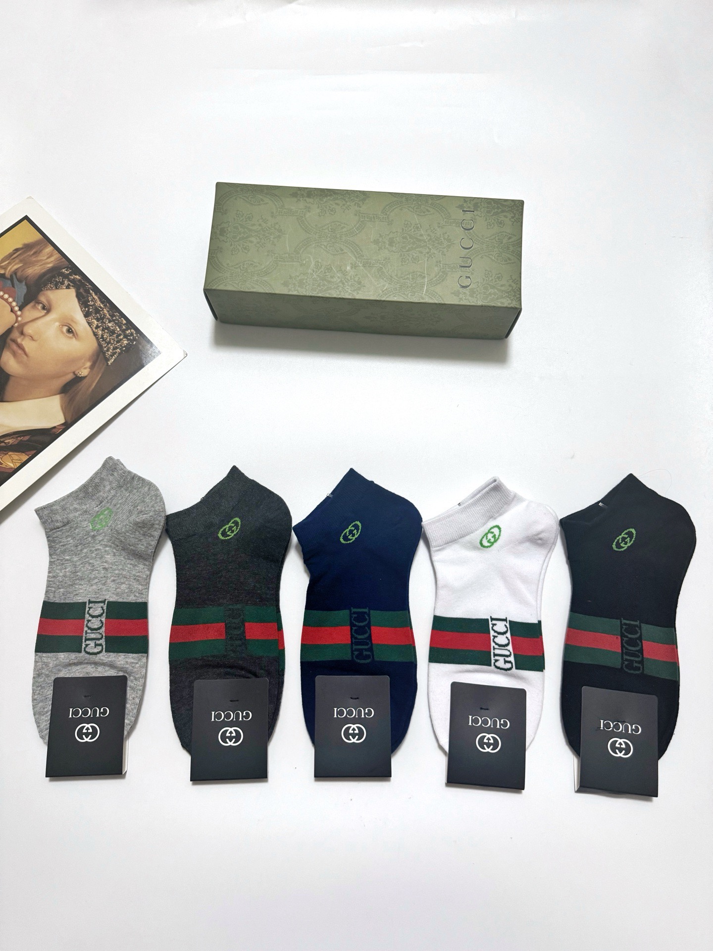  配包装
🌟【一盒5 双】
 🌟Gucci 古奇 经典字母logo纯棉短袜  男女同款，ins超火爆红人