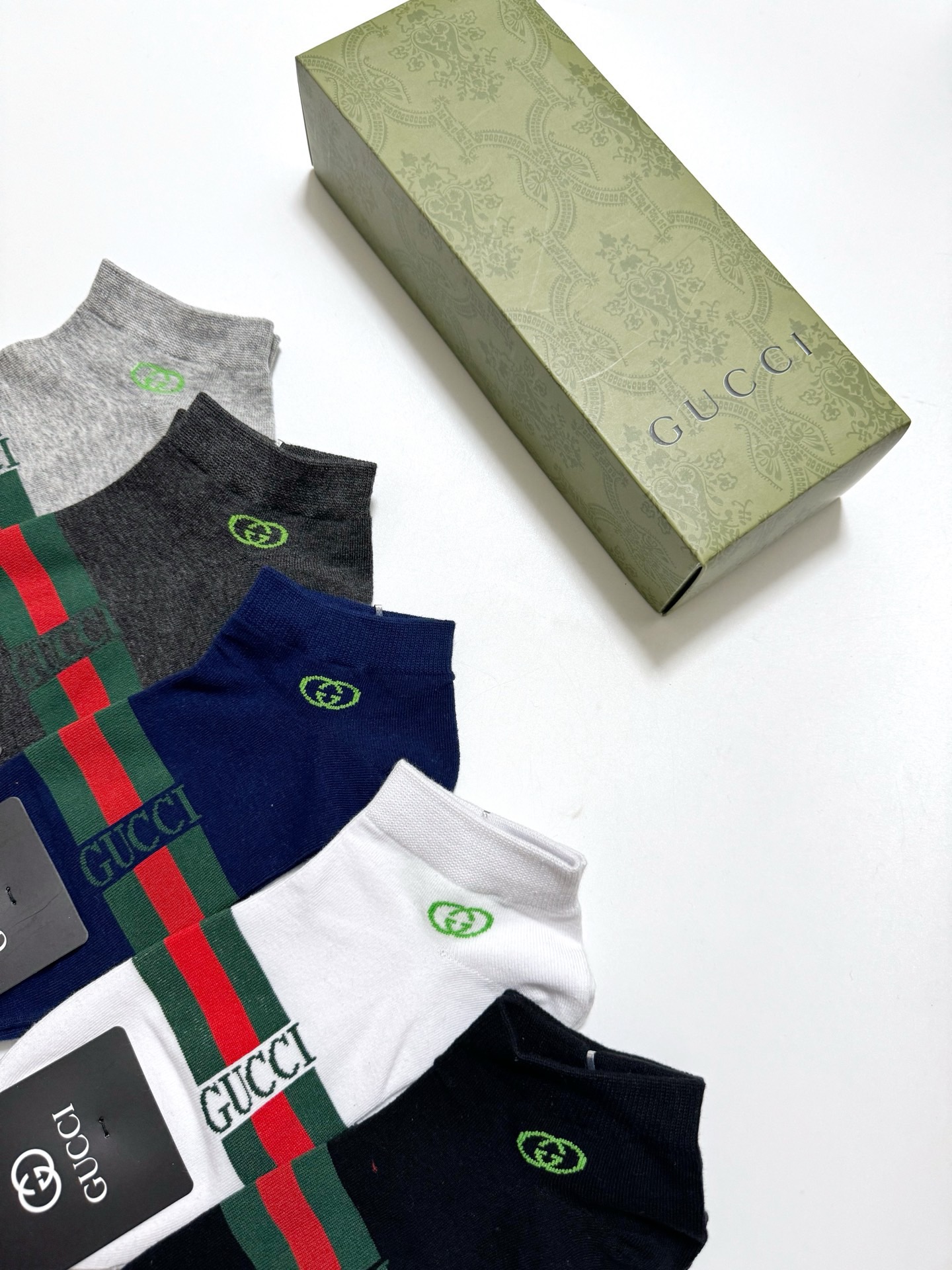  配包装
🌟【一盒5 双】
 🌟Gucci 古奇 经典字母logo纯棉短袜  男女同款，ins超火爆红人