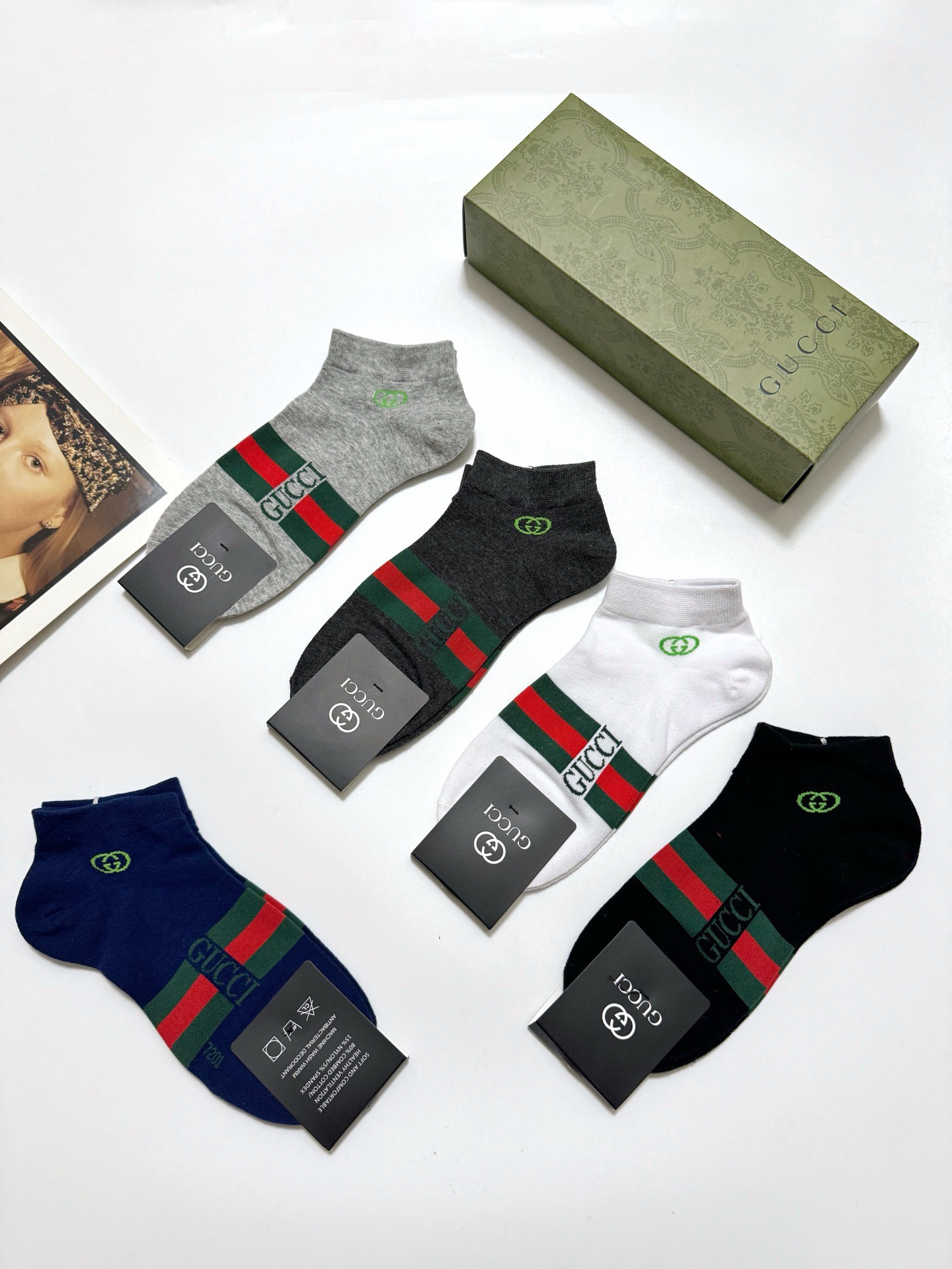  配包装
🌟【一盒5 双】
 🌟Gucci 古奇 经典字母logo纯棉短袜  男女同款，ins超火爆红人