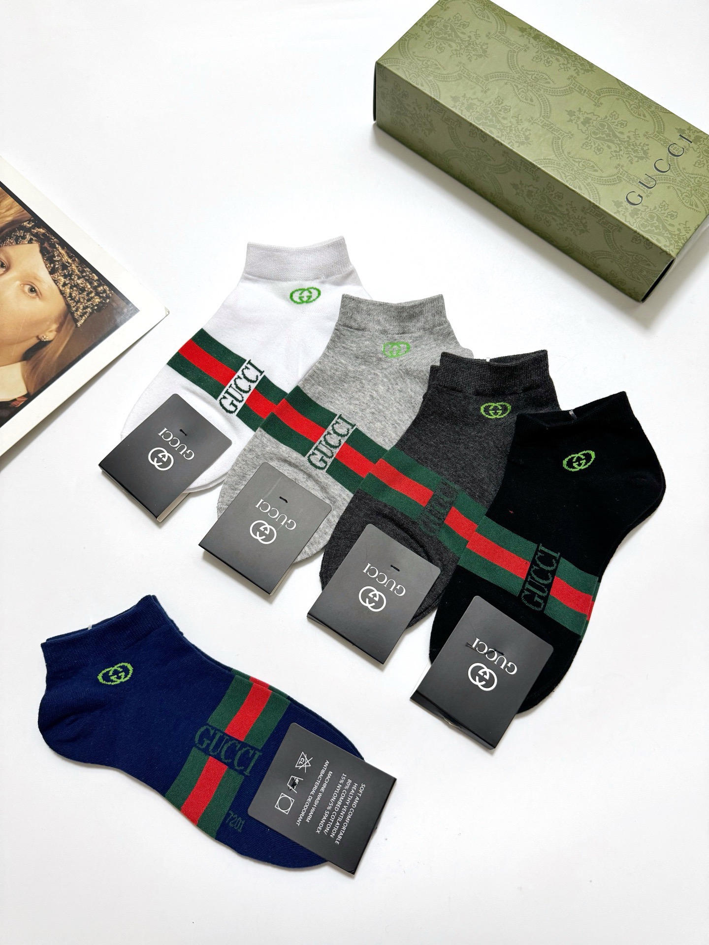  配包装
🌟【一盒5 双】
 🌟Gucci 古奇 经典字母logo纯棉短袜  男女同款，ins超火爆红人