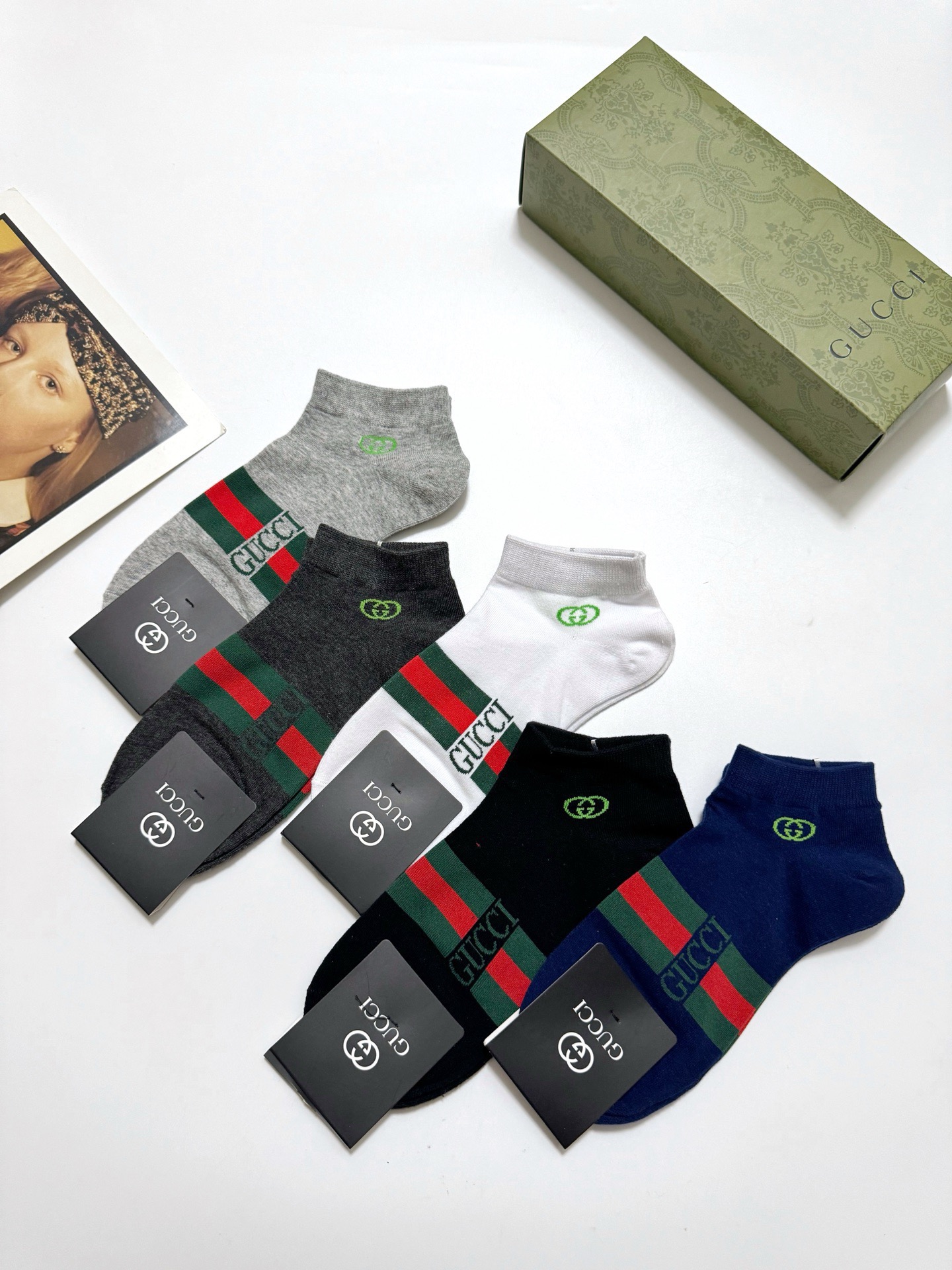  配包装
🌟【一盒5 双】
 🌟Gucci 古奇 经典字母logo纯棉短袜  男女同款，ins超火爆红人