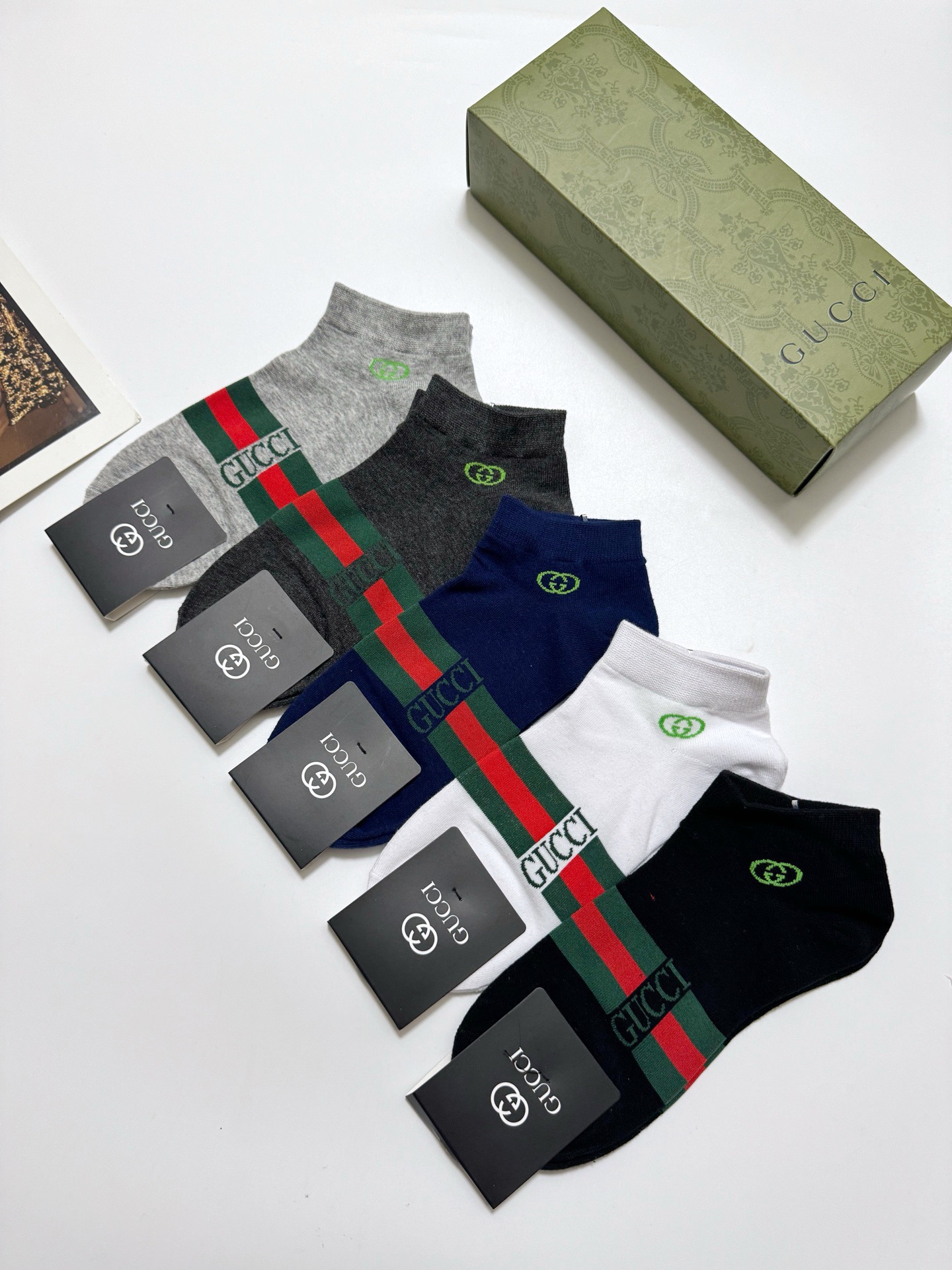  配包装
🌟【一盒5 双】
 🌟Gucci 古奇 经典字母logo纯棉短袜  男女同款，ins超火爆红人