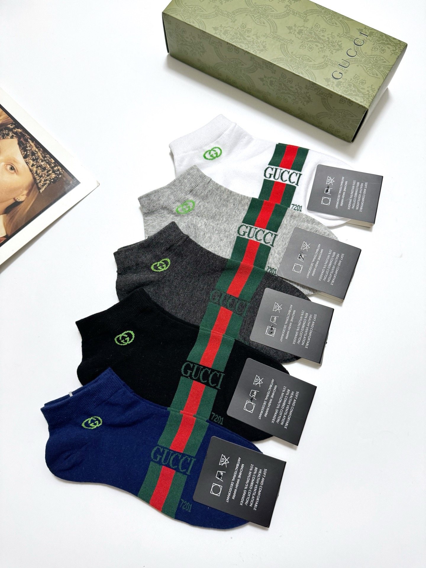  配包装
🌟【一盒5 双】
 🌟Gucci 古奇 经典字母logo纯棉短袜  男女同款，ins超火爆红人