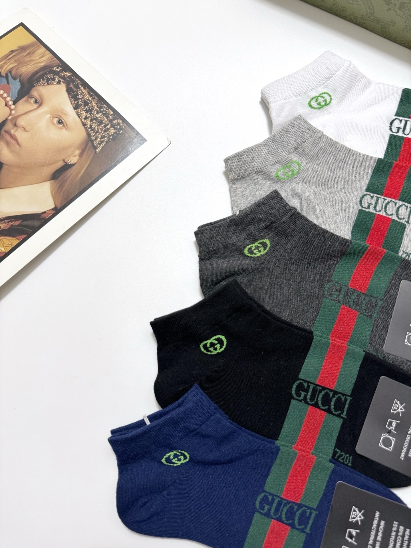  配包装
🌟【一盒5 双】
 🌟Gucci 古奇 经典字母logo纯棉短袜  男女同款，ins超火爆红人