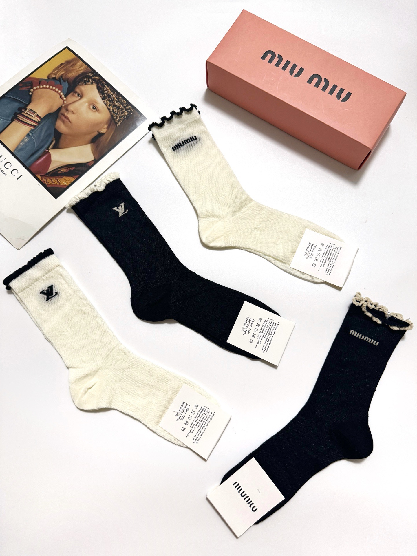  配包装
🌟【一盒4双】
 🌟缪缪 miumiu/LV 路易威登 经典字母logo 超薄透气中筒袜 ，i