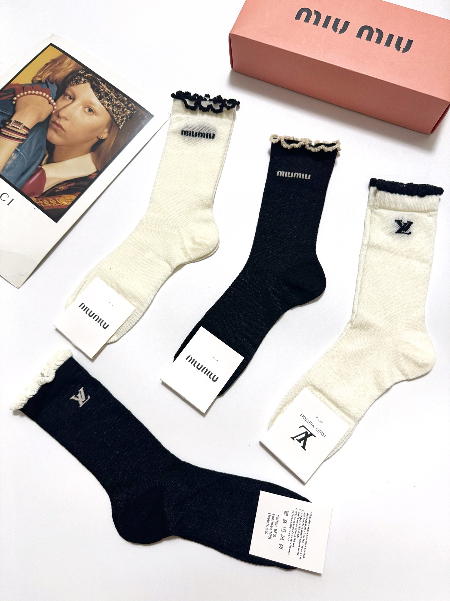  配包装
🌟【一盒4双】
 🌟缪缪 miumiu/LV 路易威登 经典字母logo 超薄透气中筒袜 ，i