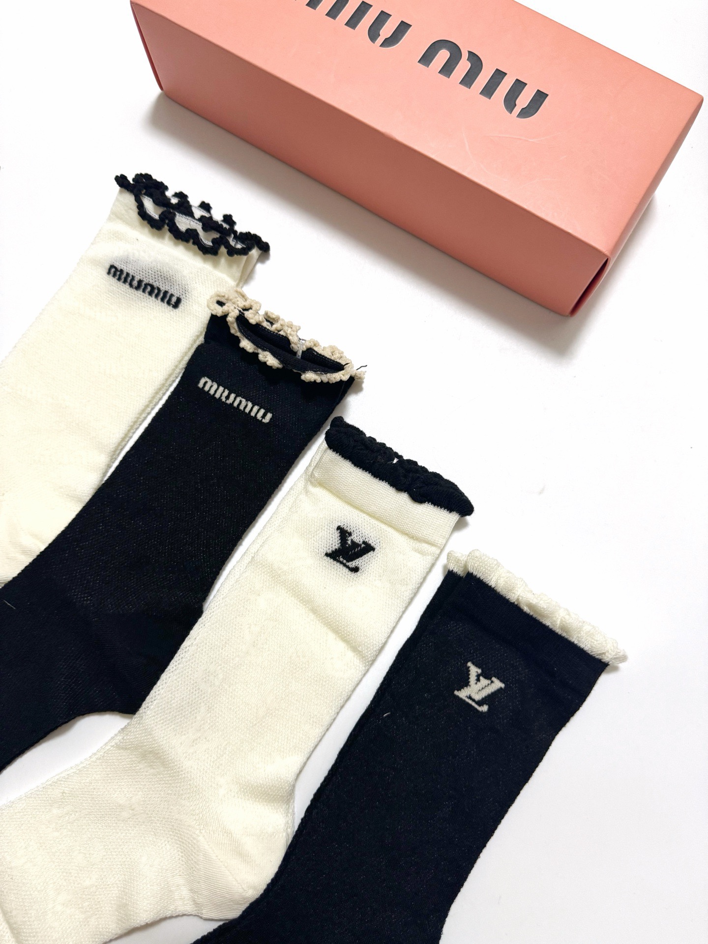  配包装
🌟【一盒4双】
 🌟缪缪 miumiu/LV 路易威登 经典字母logo 超薄透气中筒袜 ，i