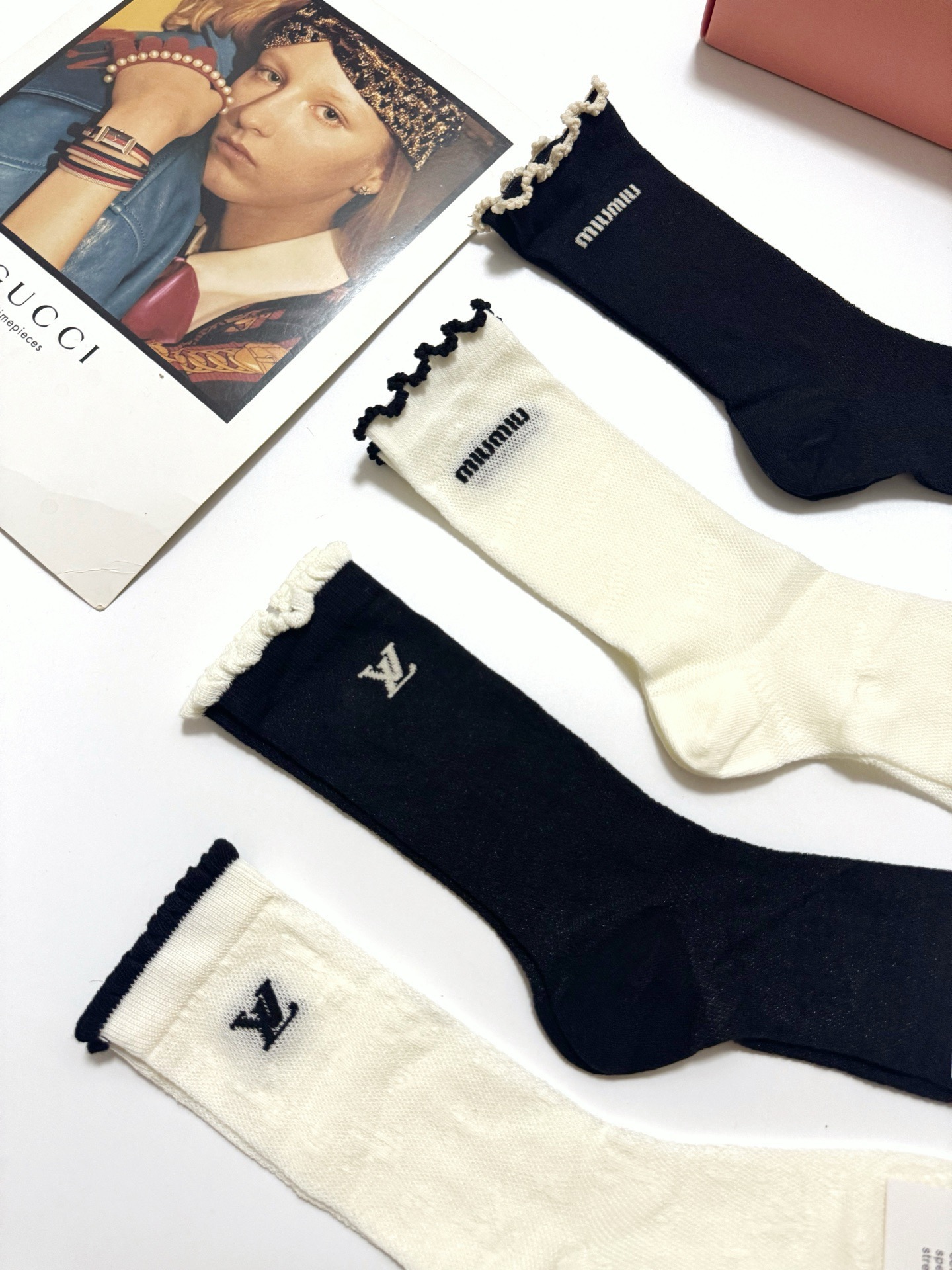  配包装
🌟【一盒4双】
 🌟缪缪 miumiu/LV 路易威登 经典字母logo 超薄透气中筒袜 ，i