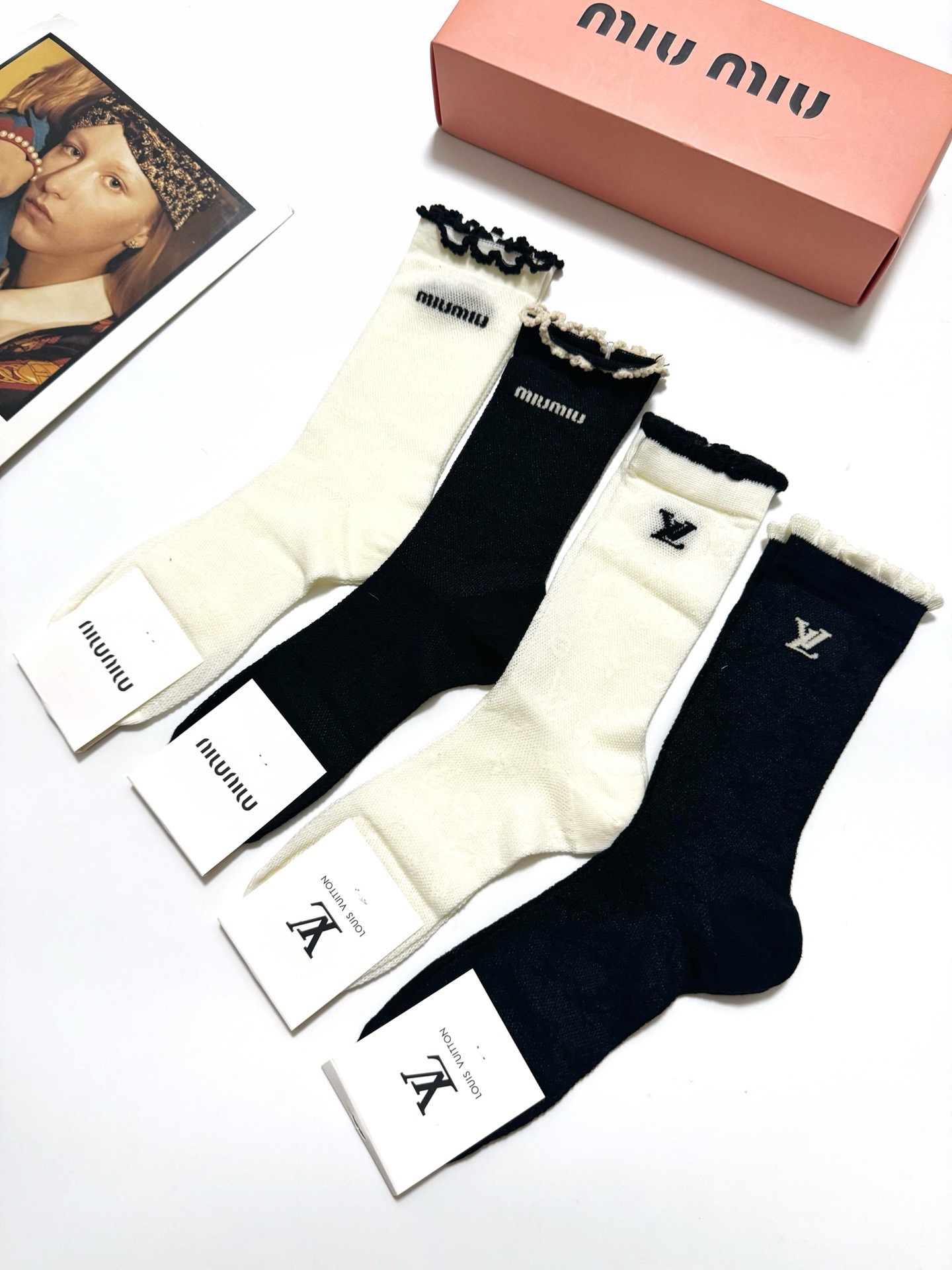  配包装
🌟【一盒4双】
 🌟缪缪 miumiu/LV 路易威登 经典字母logo 超薄透气中筒袜 ，i