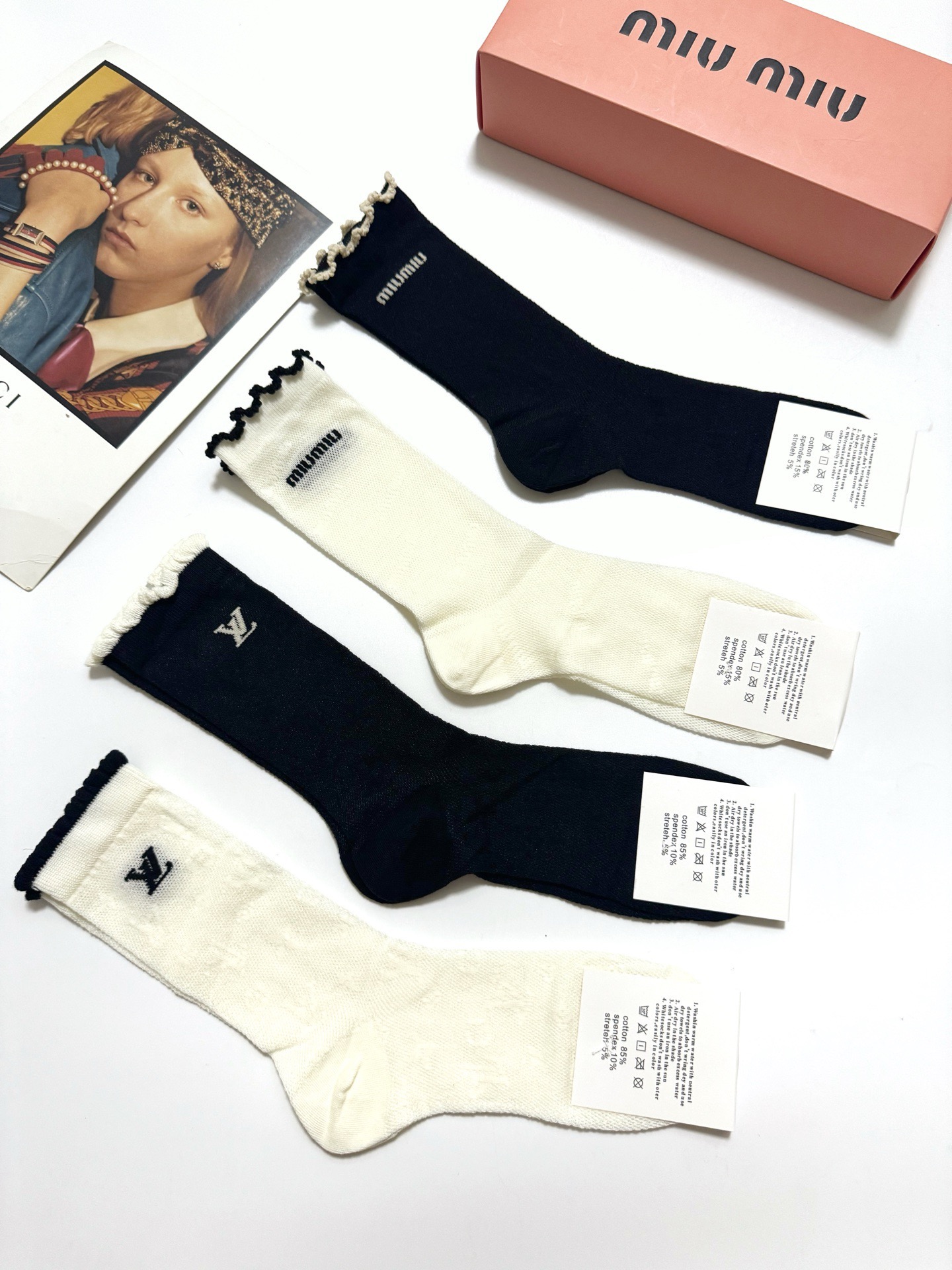  配包装
🌟【一盒4双】
 🌟缪缪 miumiu/LV 路易威登 经典字母logo 超薄透气中筒袜 ，i