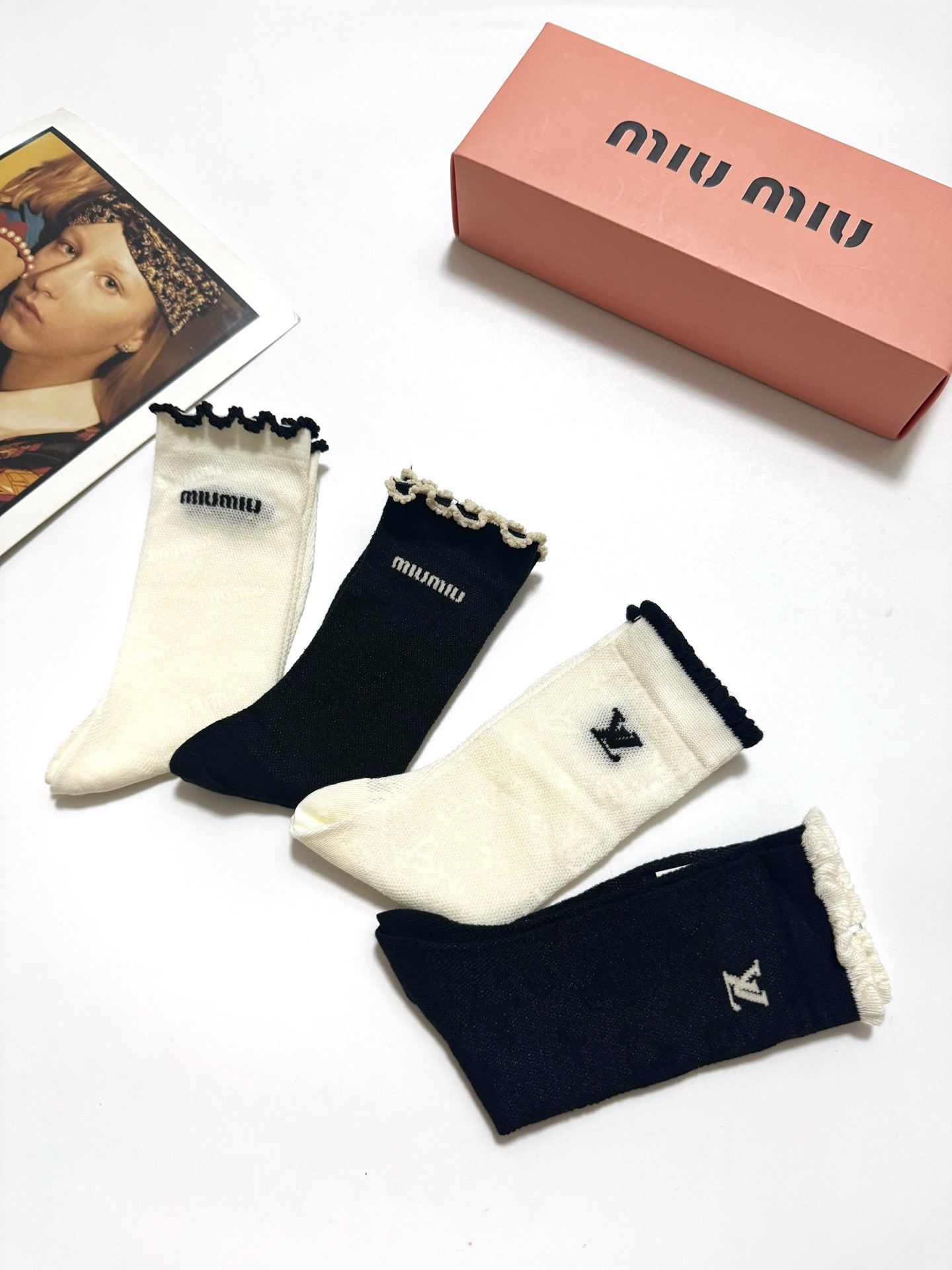  配包装
🌟【一盒4双】
 🌟缪缪 miumiu/LV 路易威登 经典字母logo 超薄透气中筒袜 ，i