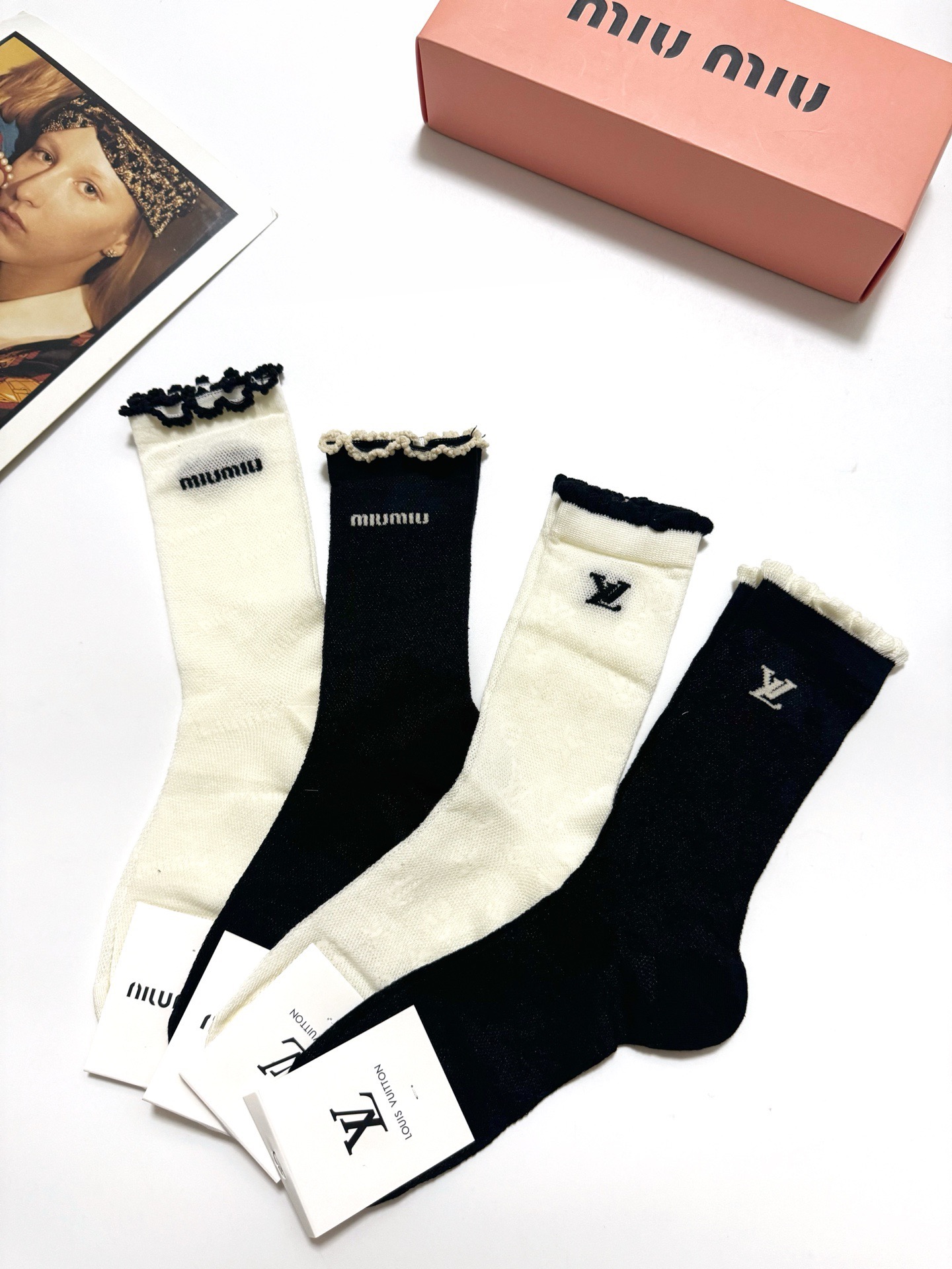  配包装
🌟【一盒4双】
 🌟缪缪 miumiu/LV 路易威登 经典字母logo 超薄透气中筒袜 ，i