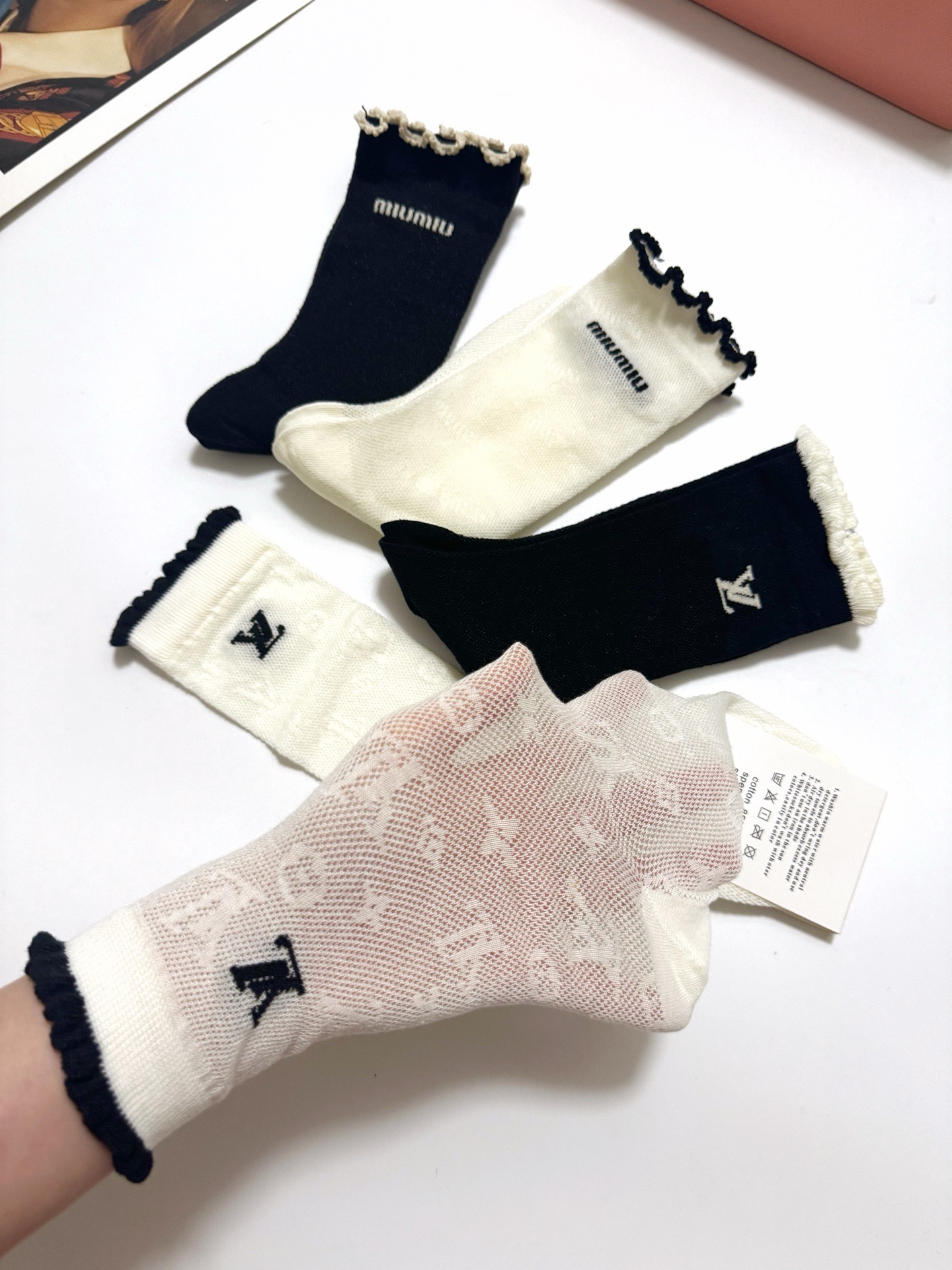  配包装
🌟【一盒4双】
 🌟缪缪 miumiu/LV 路易威登 经典字母logo 超薄透气中筒袜 ，i