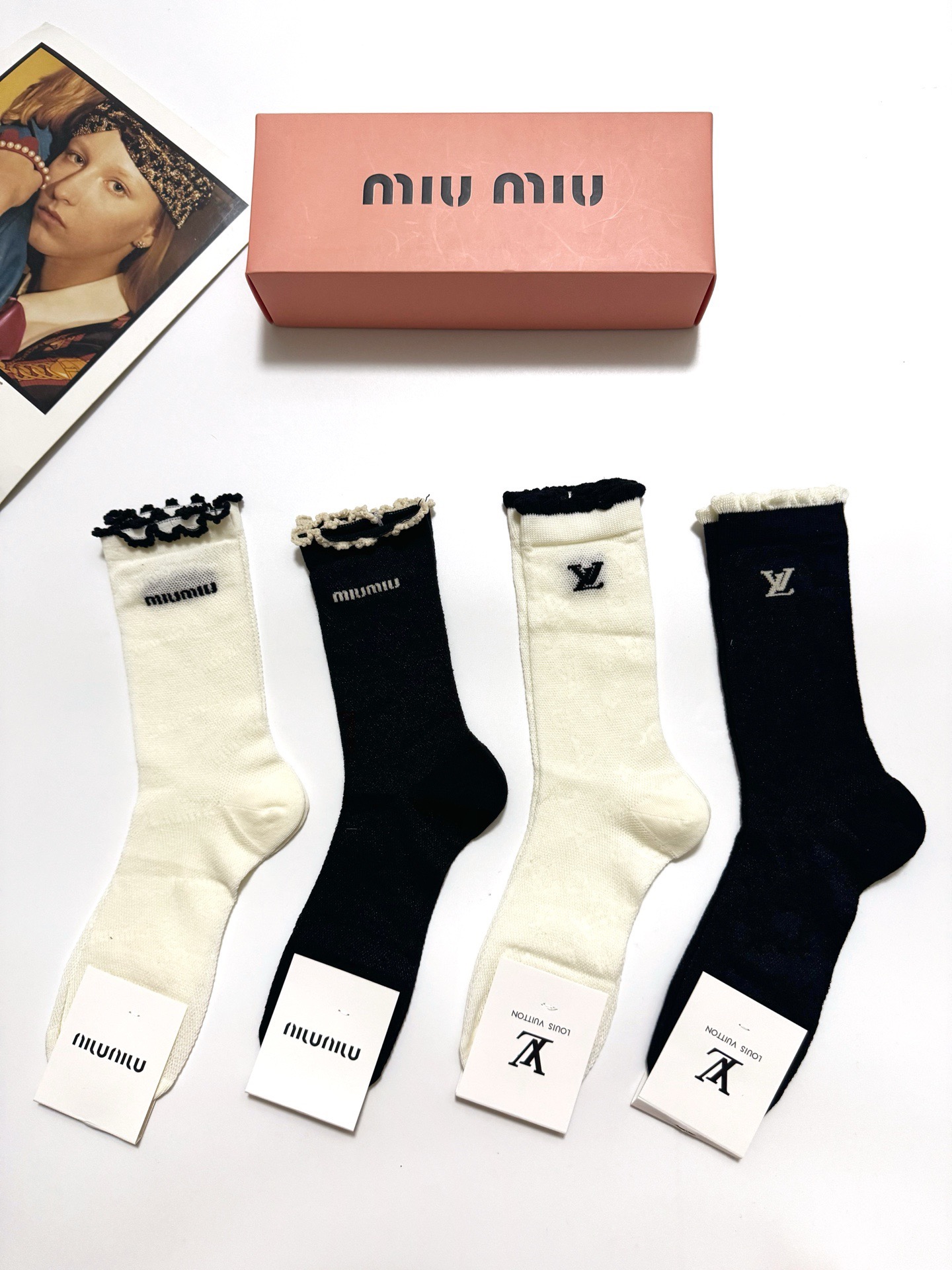  配包装
🌟【一盒4双】
 🌟缪缪 miumiu/LV 路易威登 经典字母logo 超薄透气中筒袜 ，i