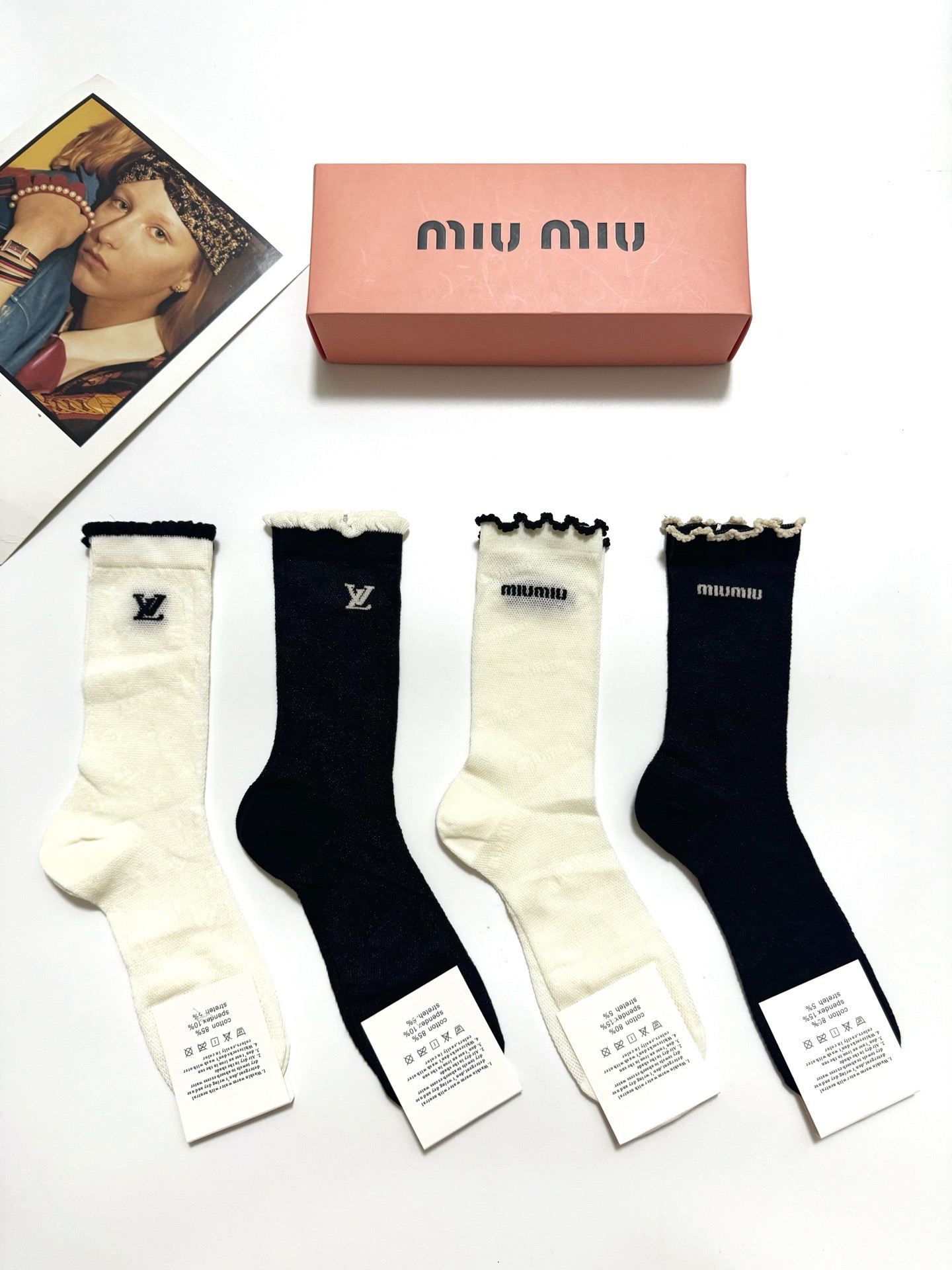  配包装
🌟【一盒4双】
 🌟缪缪 miumiu/LV 路易威登 经典字母logo 超薄透气中筒袜 ，i