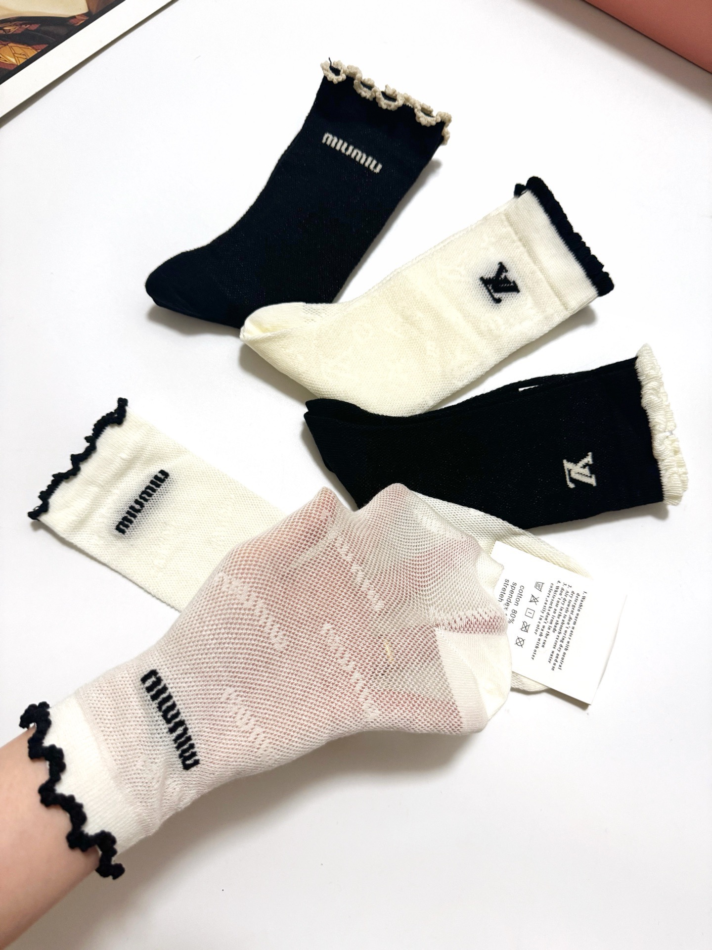  配包装
🌟【一盒4双】
 🌟缪缪 miumiu/LV 路易威登 经典字母logo 超薄透气中筒袜 ，i