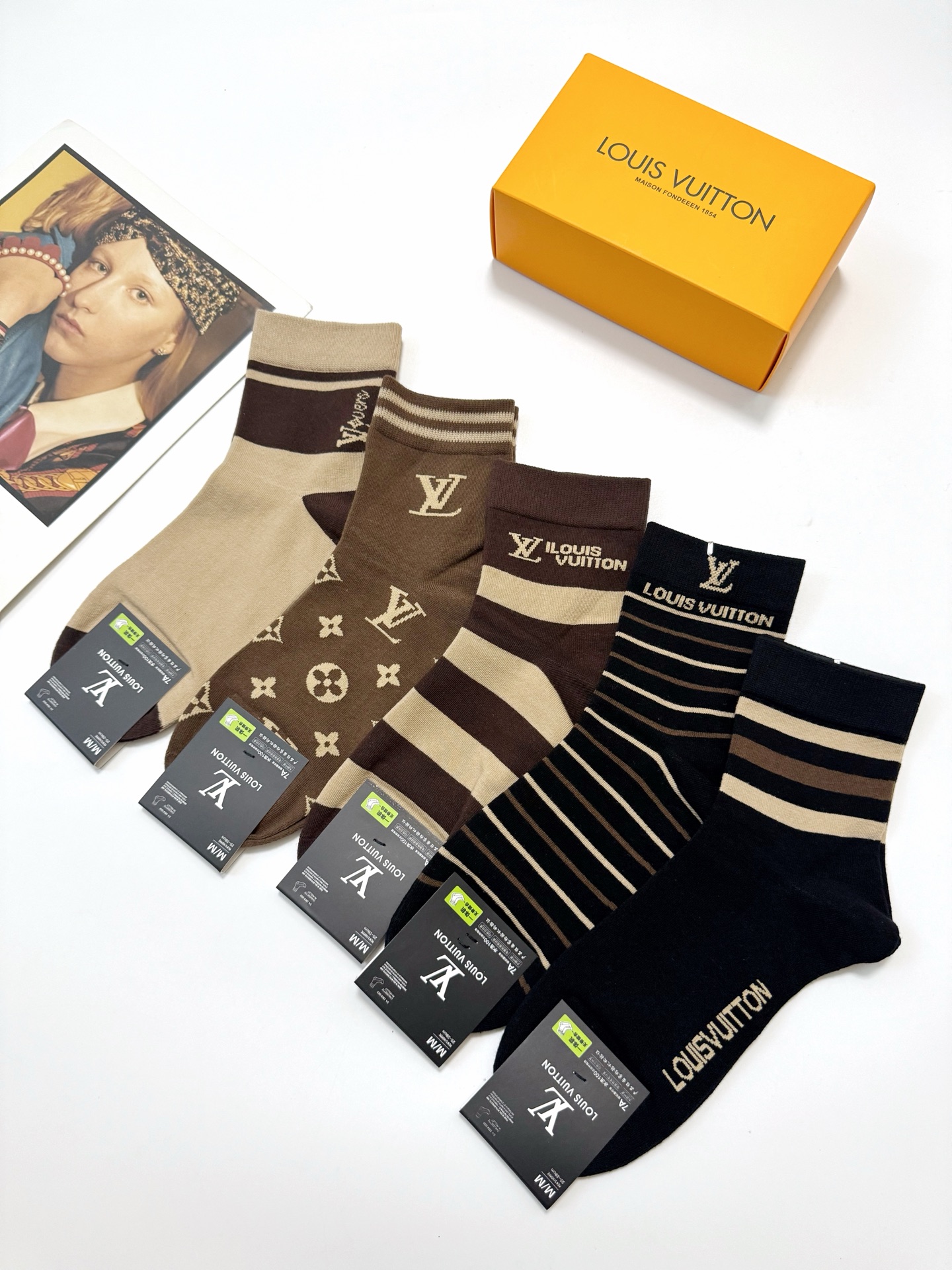   配包装
🌟【一盒5 双】
 🌟LV 路易威登 经典字母logo ins超火爆短筒袜，纯棉面料，潮人必