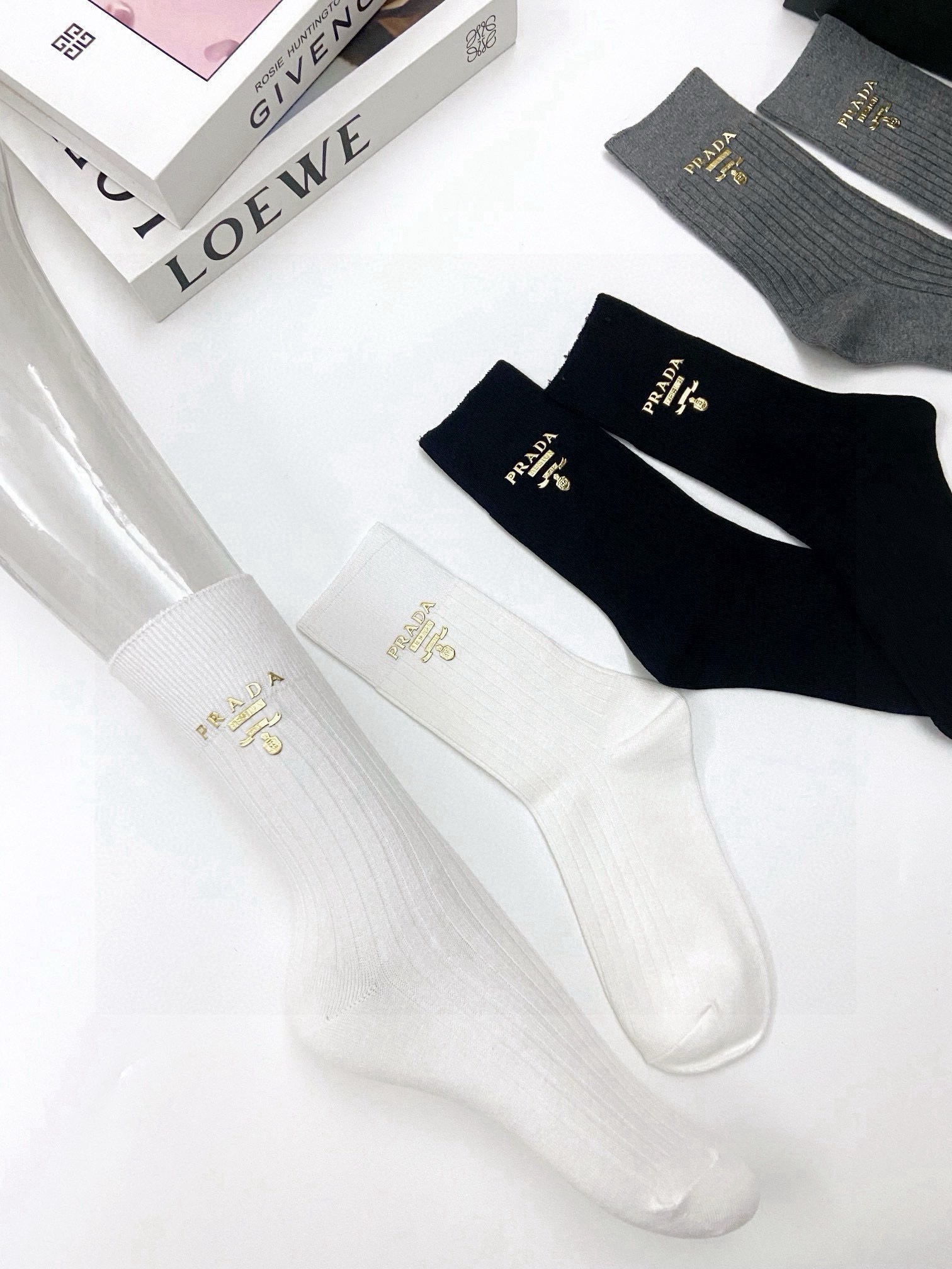   配包装
🌟【一盒3 双】
🌟Prada 普拉达经典字母logo 纯棉中筒袜 小腿袜 
🌟ins爆款！