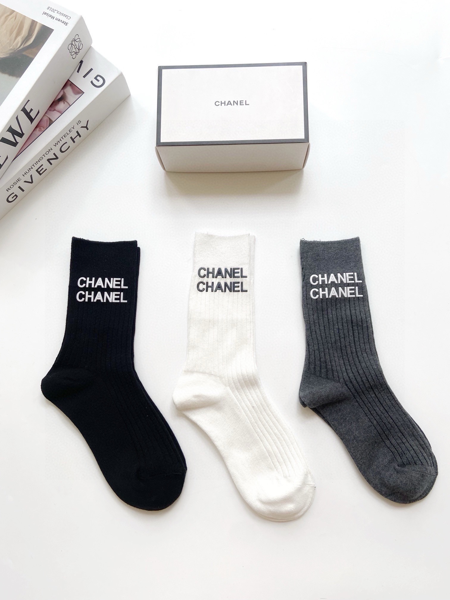   配包装
🌟【一盒3 双】
🌟Chanel 香奈儿 经典字母logo 纯棉中筒袜 小腿袜 
🌟ins爆