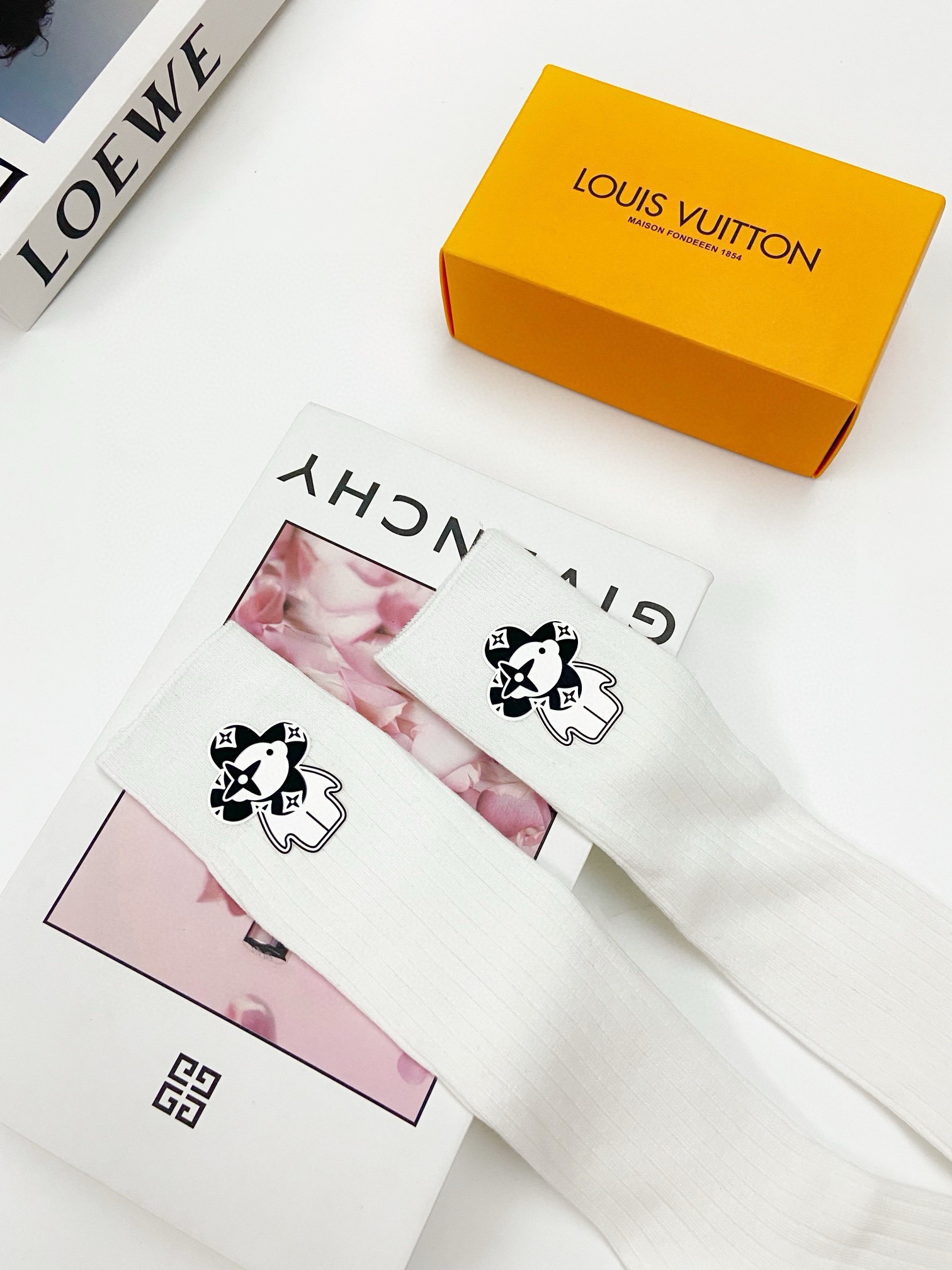  配包装
🌟【一盒一双】
🌟LV 路易威登 经典字母logo纯棉长筒袜  小腿袜
🌟重工装饰个性时尚
🌟