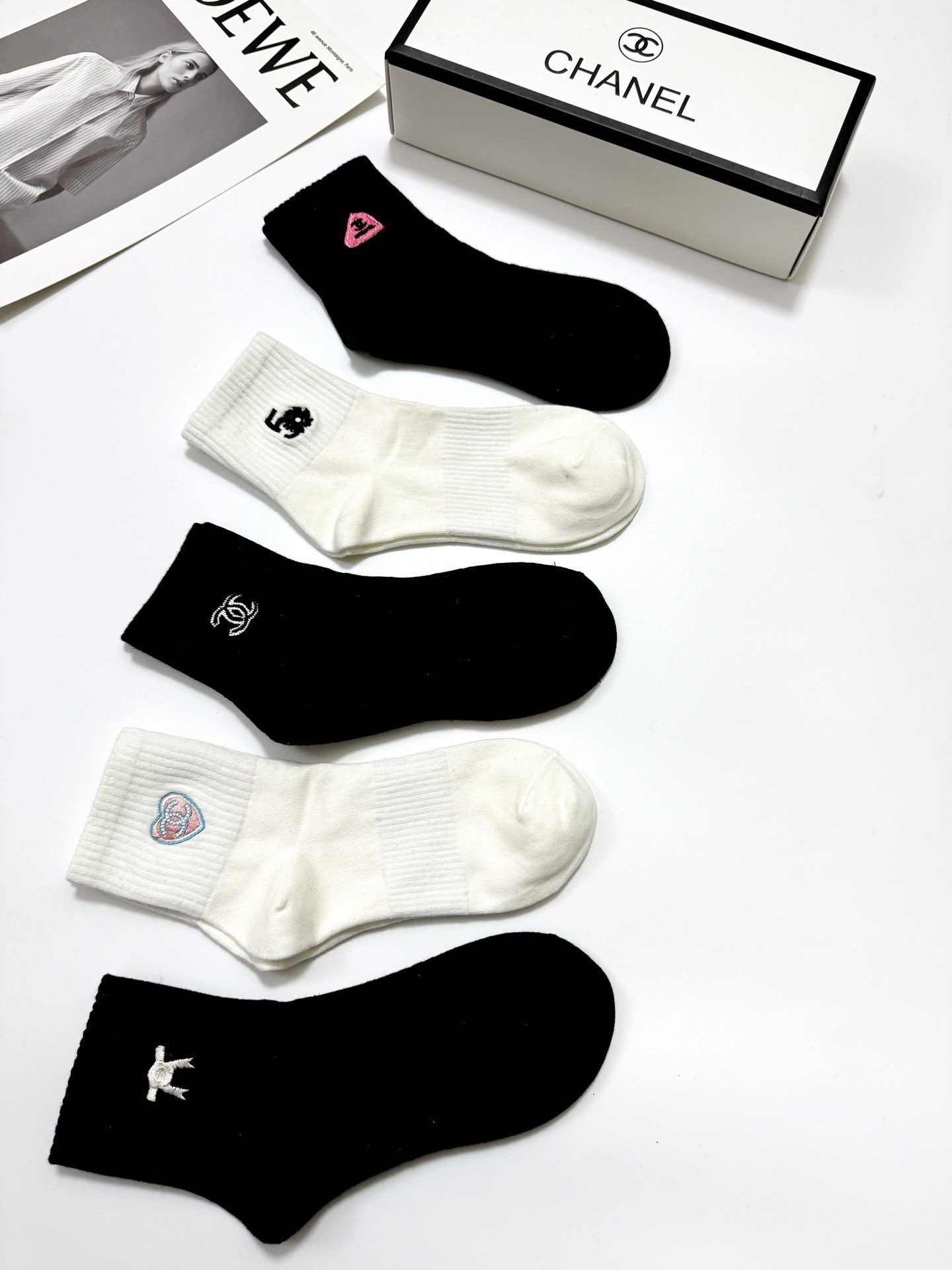  配包装
🌟【一盒5 双】
🌟Chanel 香奈儿 经典刺绣字母logo 纯棉中筒袜 ，重工刺绣 工艺，