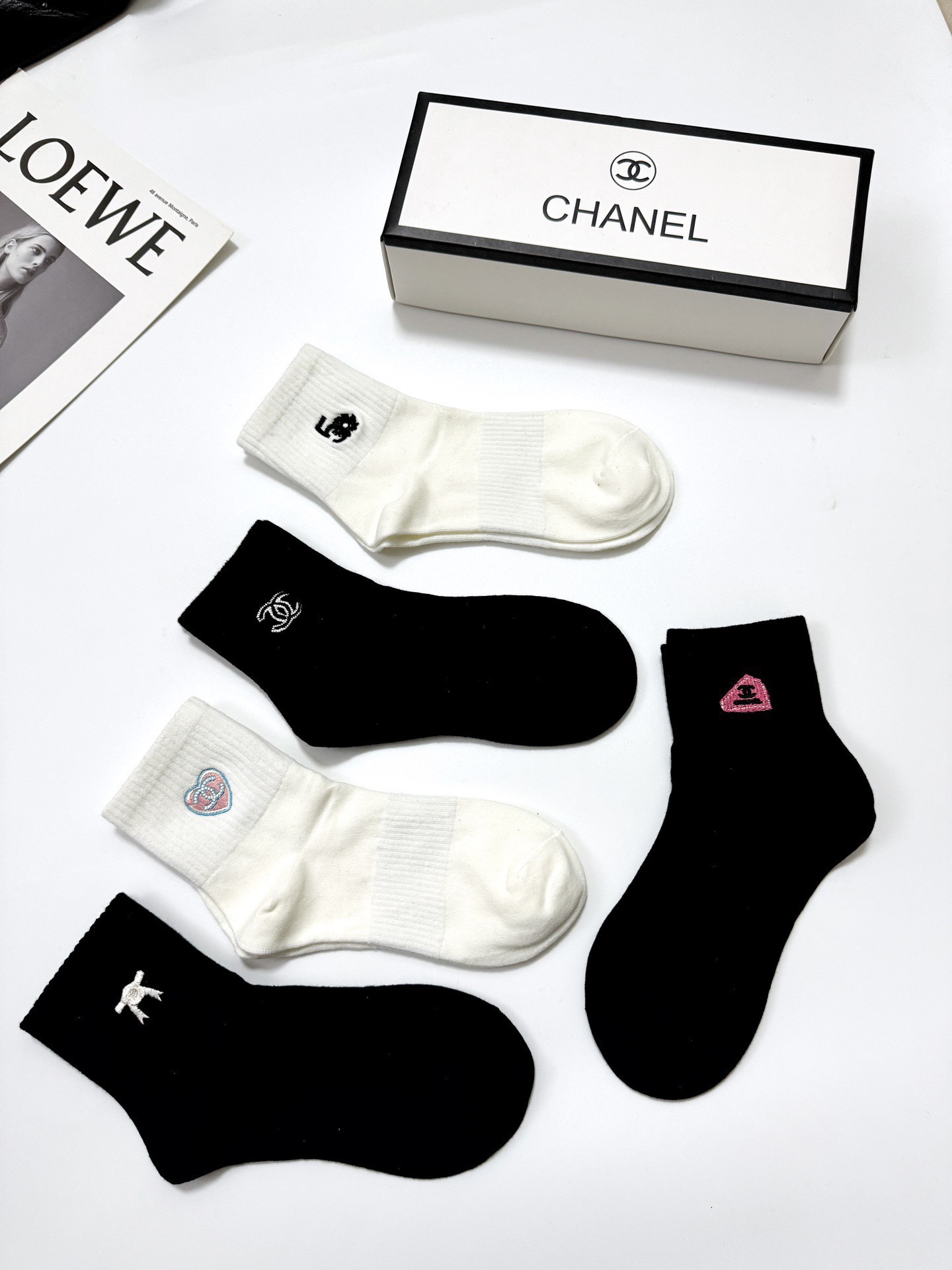  配包装
🌟【一盒5 双】
🌟Chanel 香奈儿 经典刺绣字母logo 纯棉中筒袜 ，重工刺绣 工艺，