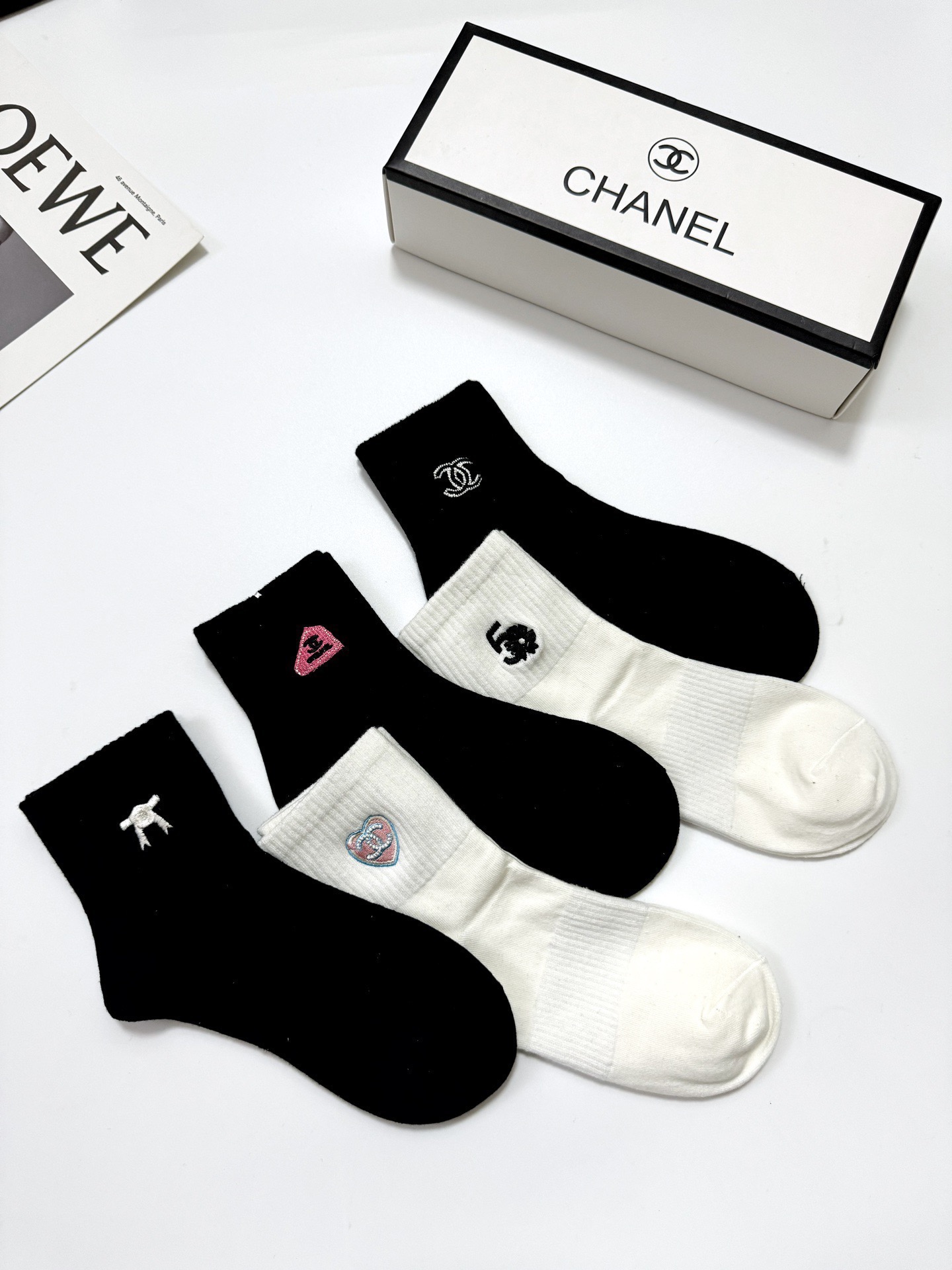  配包装
🌟【一盒5 双】
🌟Chanel 香奈儿 经典刺绣字母logo 纯棉中筒袜 ，重工刺绣 工艺，