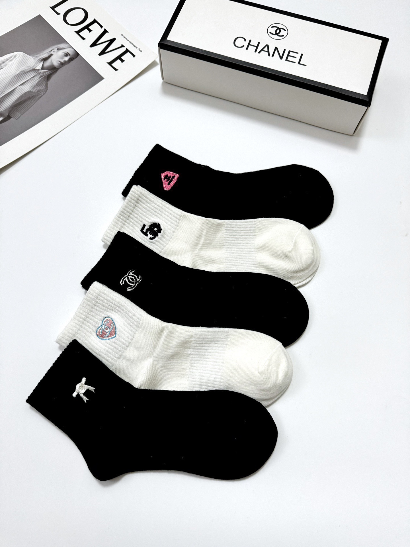  配包装
🌟【一盒5 双】
🌟Chanel 香奈儿 经典刺绣字母logo 纯棉中筒袜 ，重工刺绣 工艺，