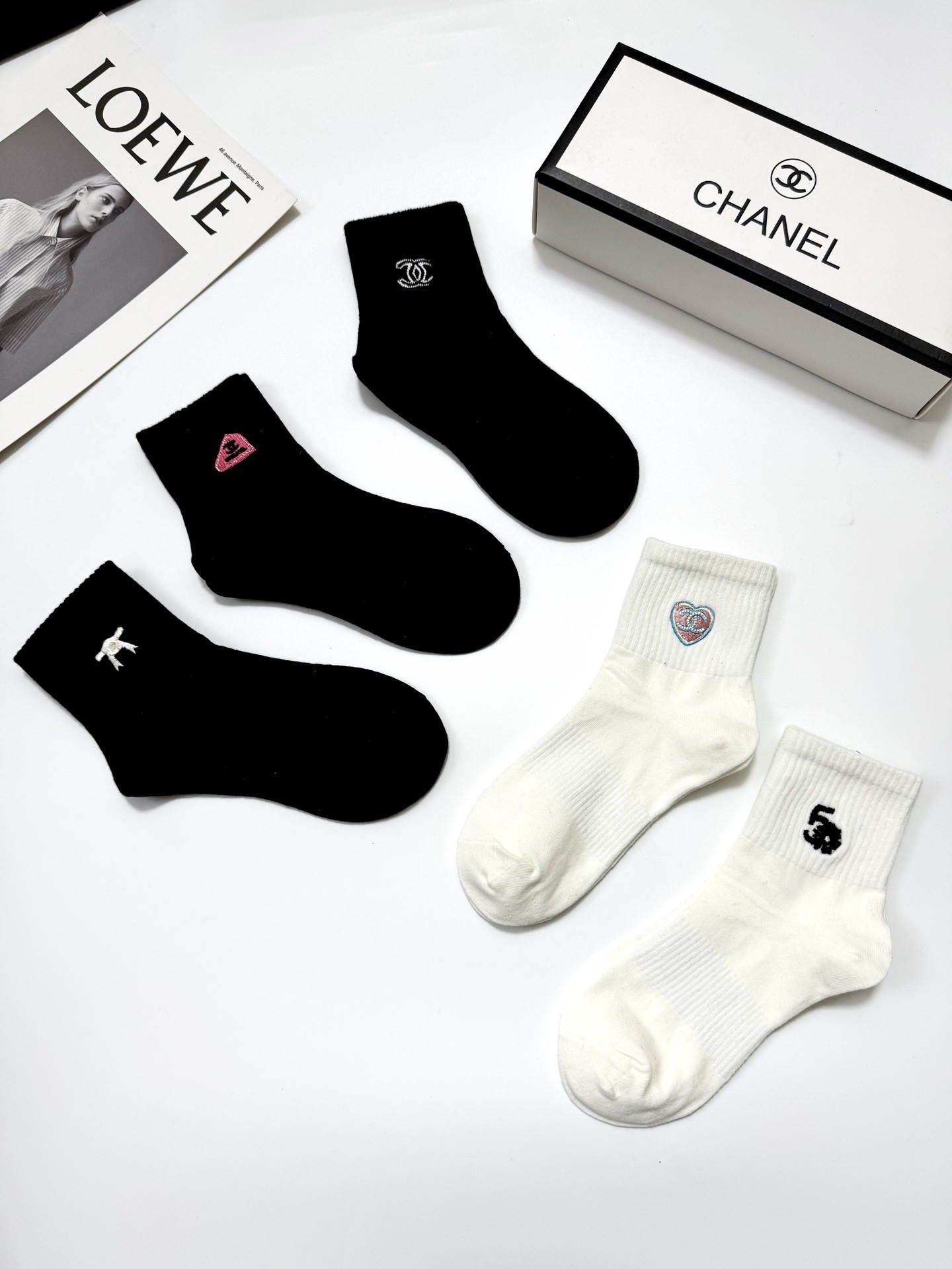  配包装
🌟【一盒5 双】
🌟Chanel 香奈儿 经典刺绣字母logo 纯棉中筒袜 ，重工刺绣 工艺，