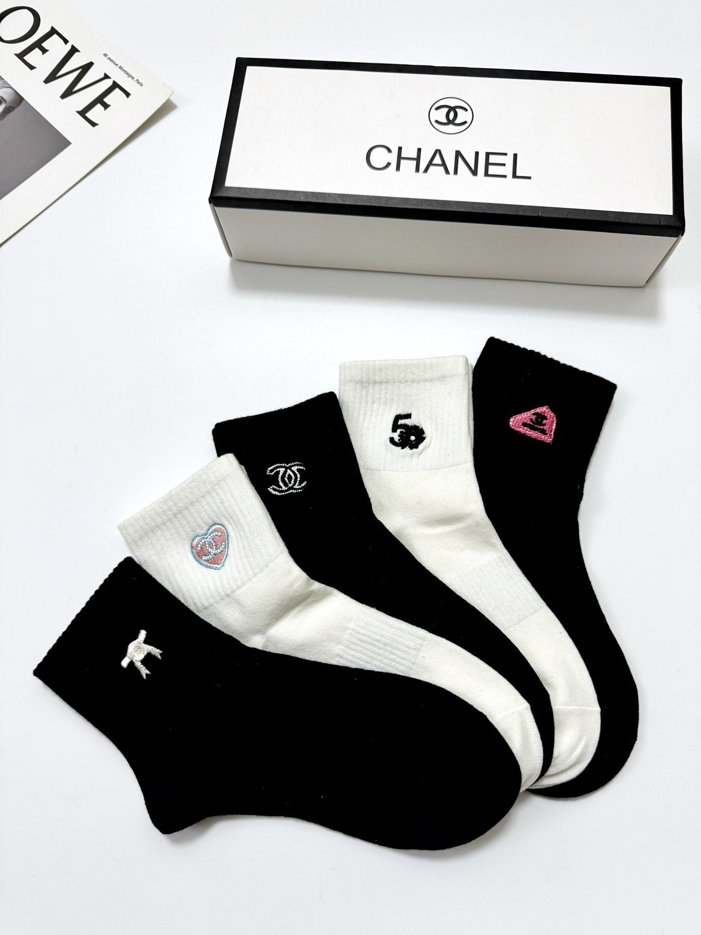  配包装
🌟【一盒5 双】
🌟Chanel 香奈儿 经典刺绣字母logo 纯棉中筒袜 ，重工刺绣 工艺，