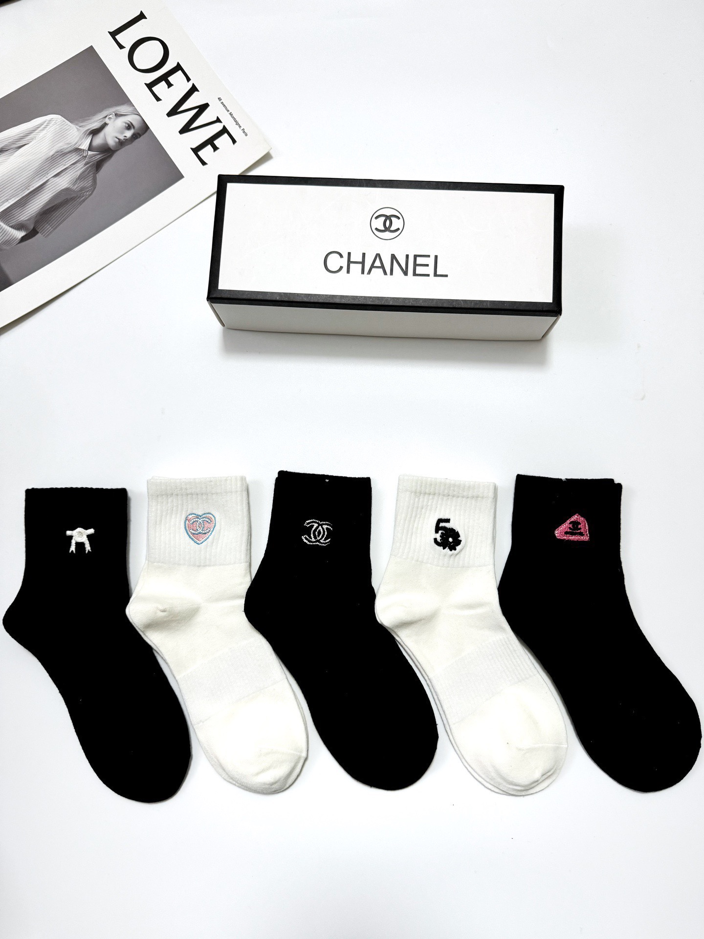  配包装
🌟【一盒5 双】
🌟Chanel 香奈儿 经典刺绣字母logo 纯棉中筒袜 ，重工刺绣 工艺，