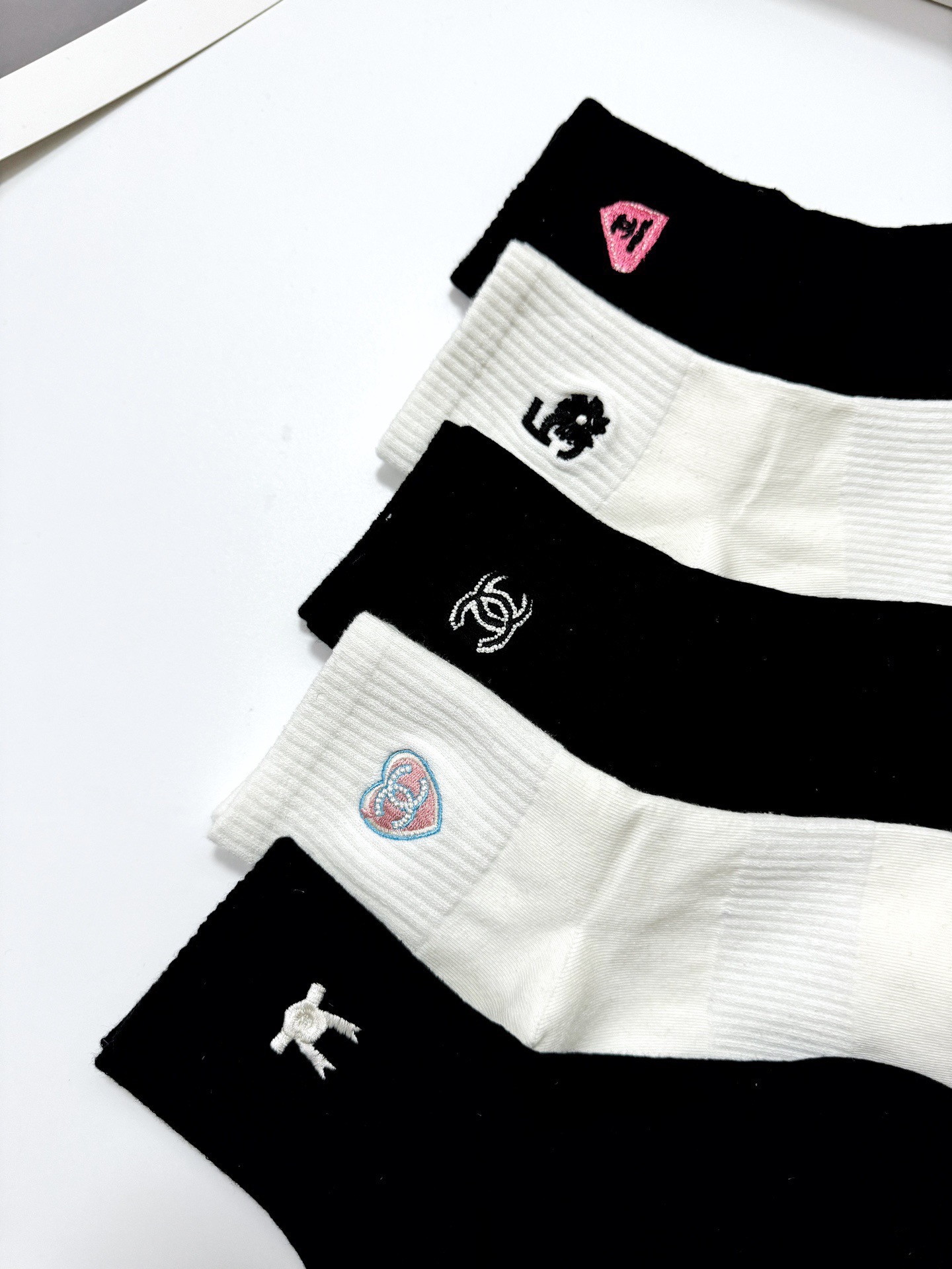  配包装
🌟【一盒5 双】
🌟Chanel 香奈儿 经典刺绣字母logo 纯棉中筒袜 ，重工刺绣 工艺，