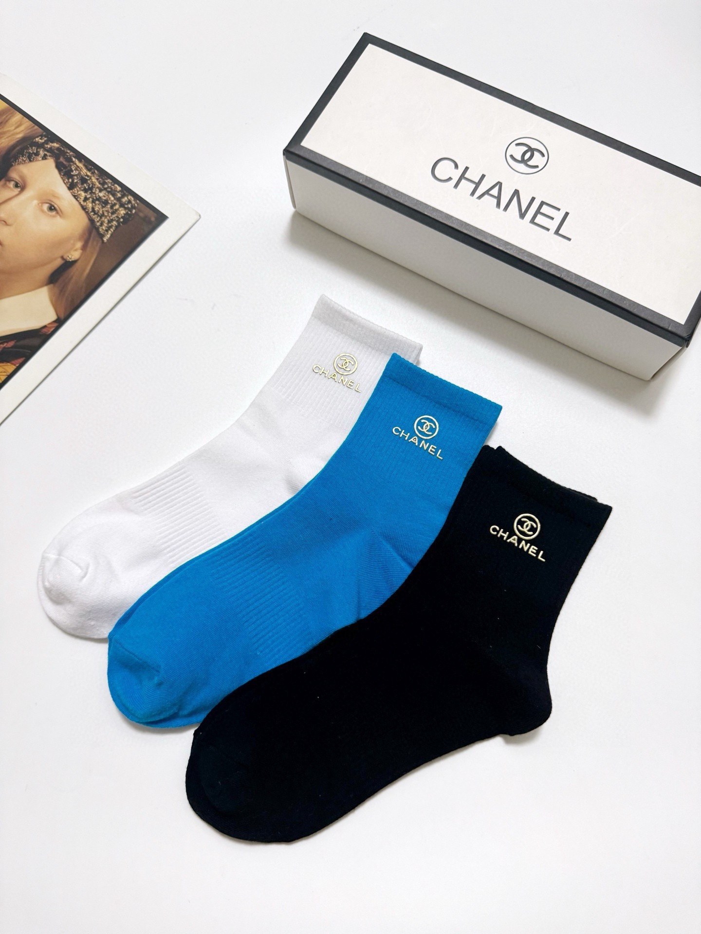  配包装
🌟【一盒3 双】
 🌟Chanel 香奈儿 经典字母logo纯棉 中筒袜  ins超火爆红人同