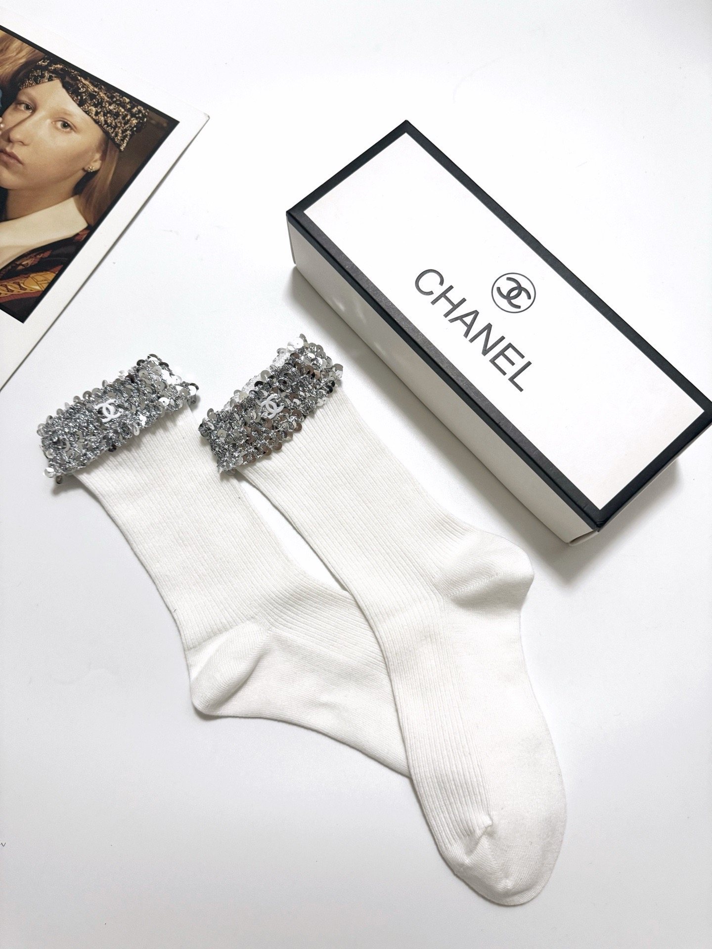  配包装
🌟【一盒一双】
 🌟Chanel 香奈儿 经典字母logo 纯棉中筒袜   ，ins超火爆中筒