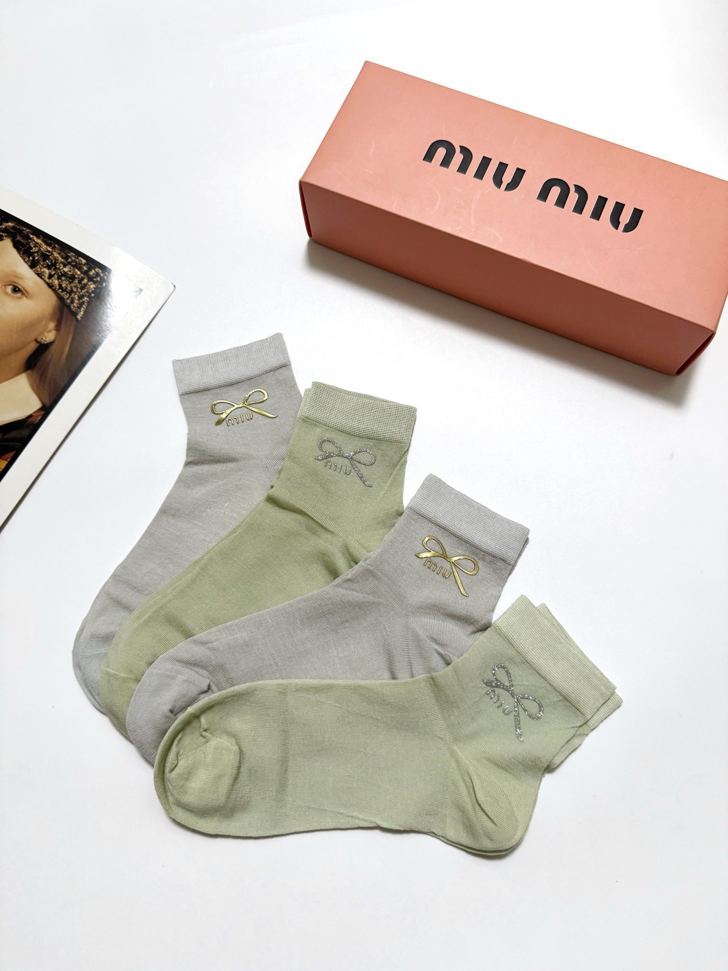  配包装
🌟【一盒4 双】
 🌟缪缪 miumiu 经典字母logo 薄款桑蚕丝短袜，无骨凉感冰冰袜  