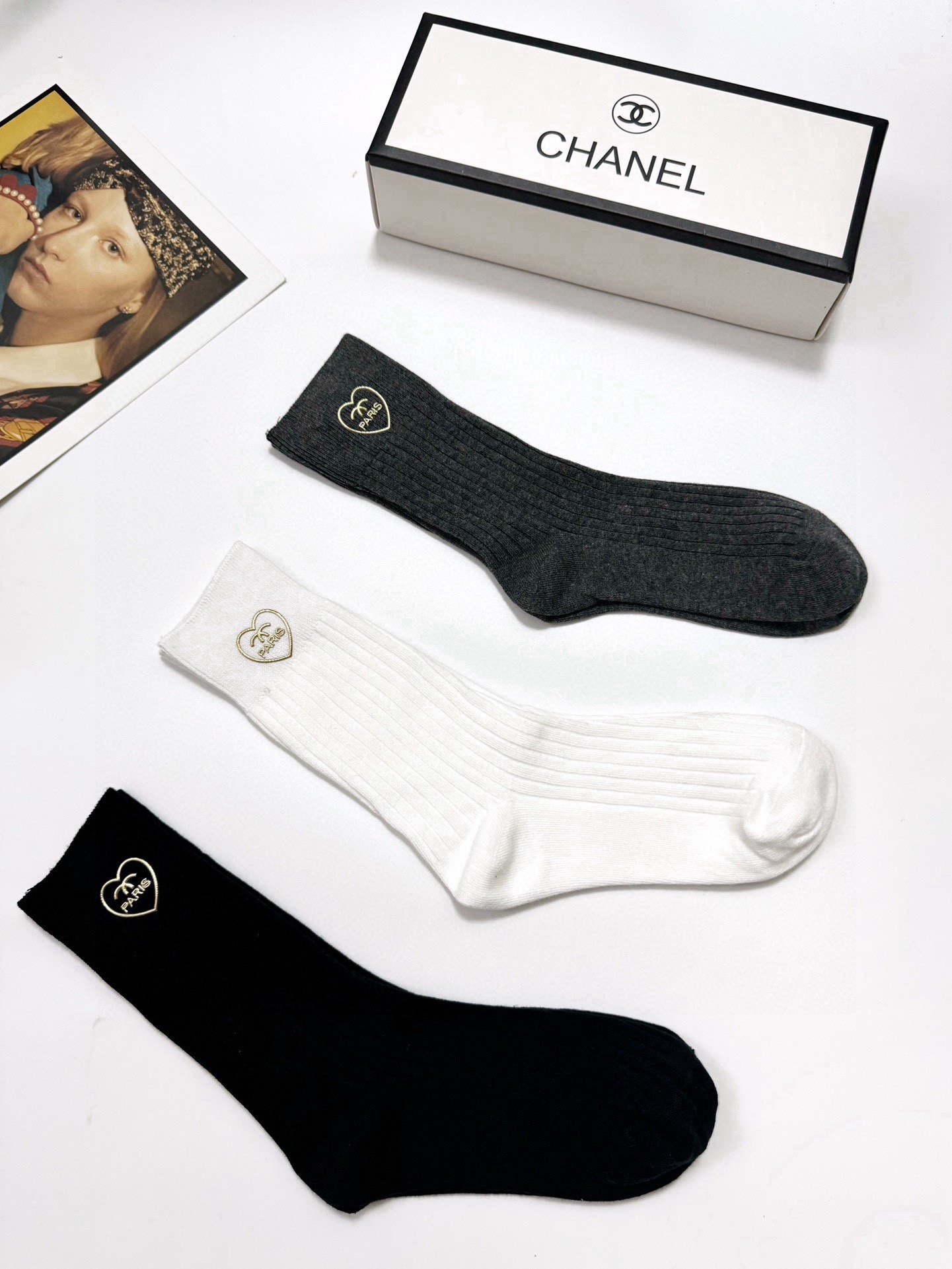   配包装
🌟【一盒3 双】
🌟Chanel 香奈儿 经典字母logo 纯棉中筒袜 小腿袜 
🌟ins爆