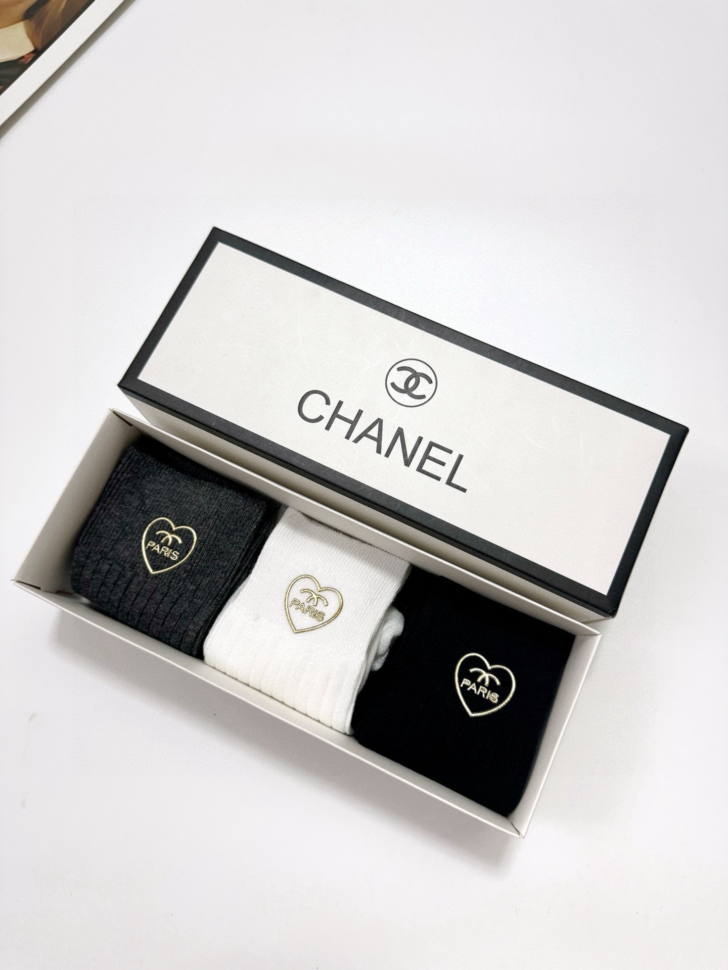   配包装
🌟【一盒3 双】
🌟Chanel 香奈儿 经典字母logo 纯棉中筒袜 小腿袜 
🌟ins爆