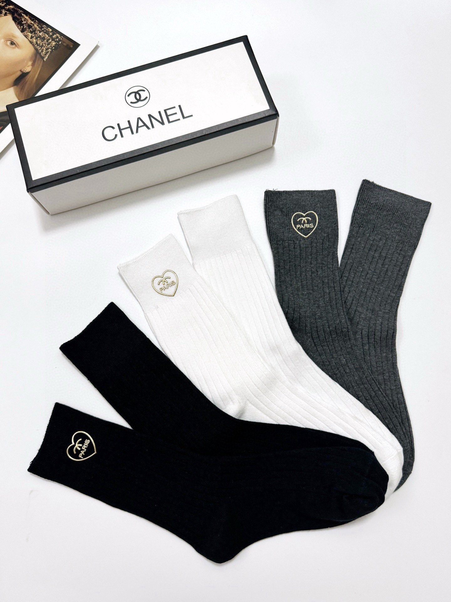   配包装
🌟【一盒3 双】
🌟Chanel 香奈儿 经典字母logo 纯棉中筒袜 小腿袜 
🌟ins爆