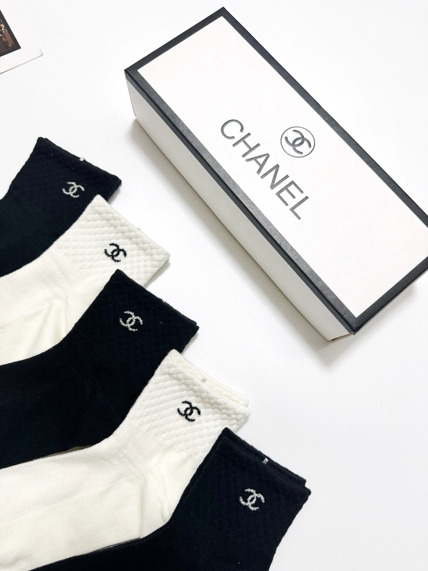 配包装
🌟【一盒5 双】
 🌟Chanel 香奈儿 经典字母logo 纯棉短筒袜 ，ins超火爆短袜，