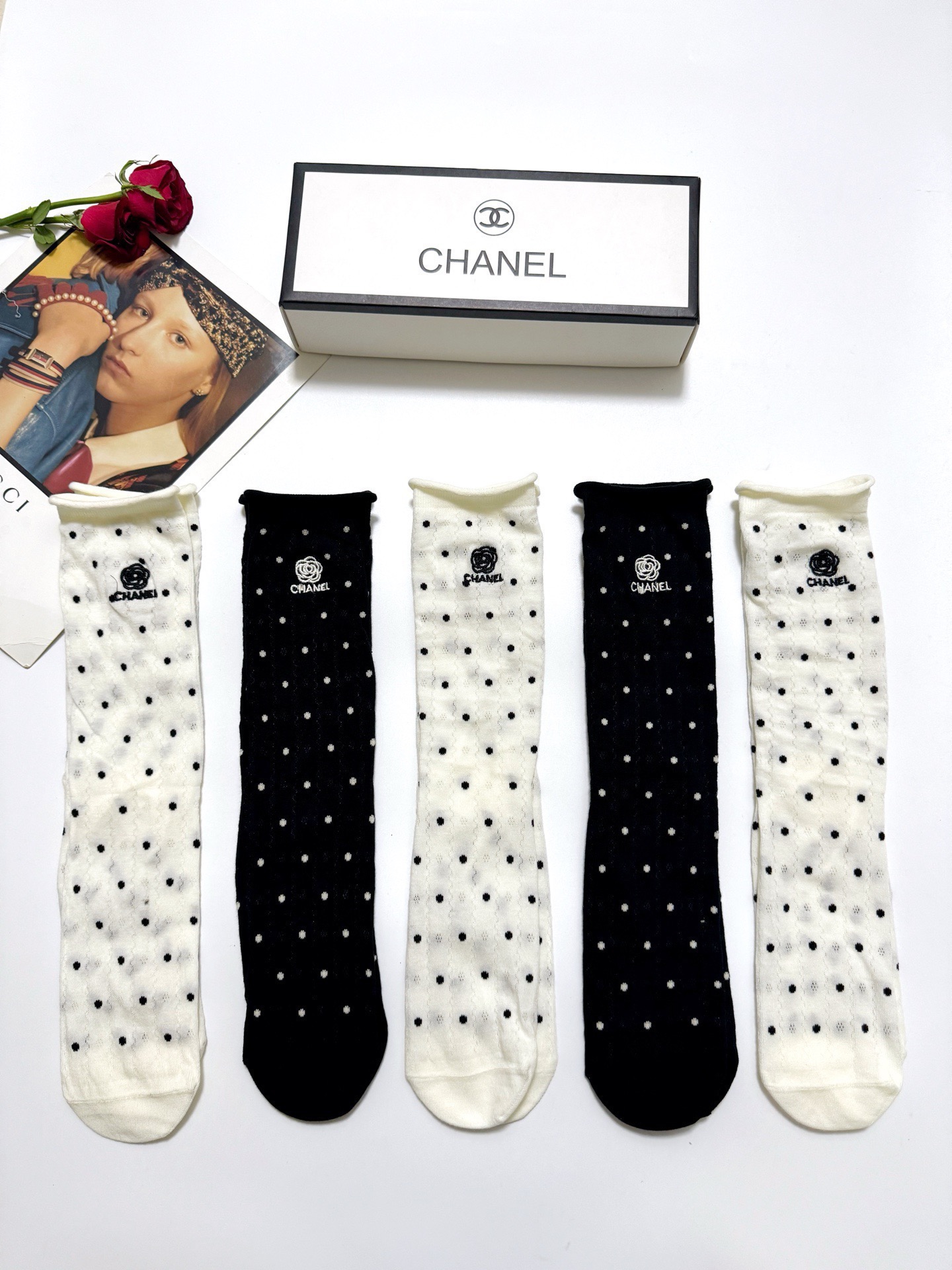  配包装
🌟【一盒5 双】
 🌟Chanel 香奈儿 经典山茶花刺绣 logo纯棉 中筒袜  ins超火