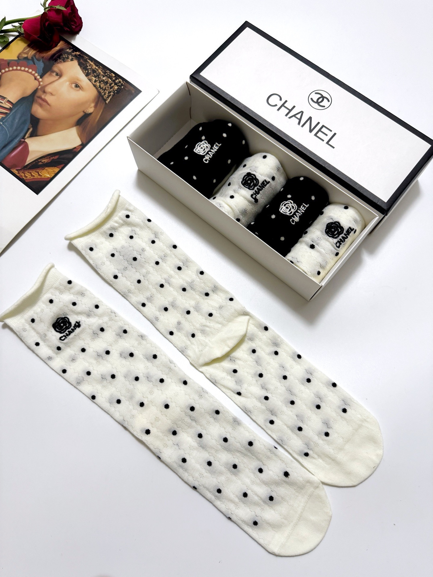  配包装
🌟【一盒5 双】
 🌟Chanel 香奈儿 经典山茶花刺绣 logo纯棉 中筒袜  ins超火