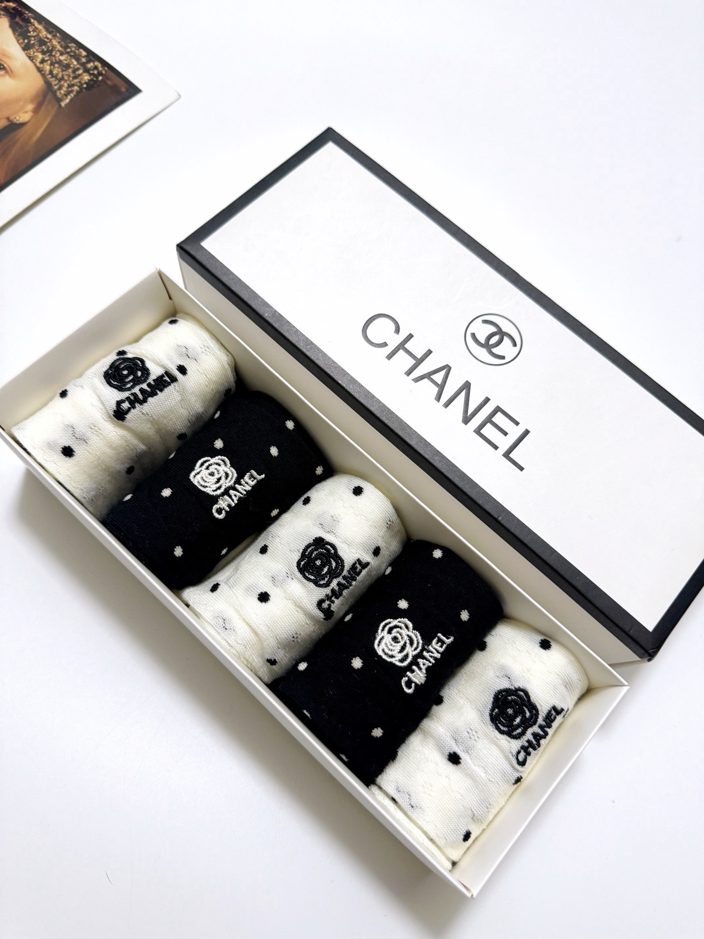  配包装
🌟【一盒5 双】
 🌟Chanel 香奈儿 经典山茶花刺绣 logo纯棉 中筒袜  ins超火