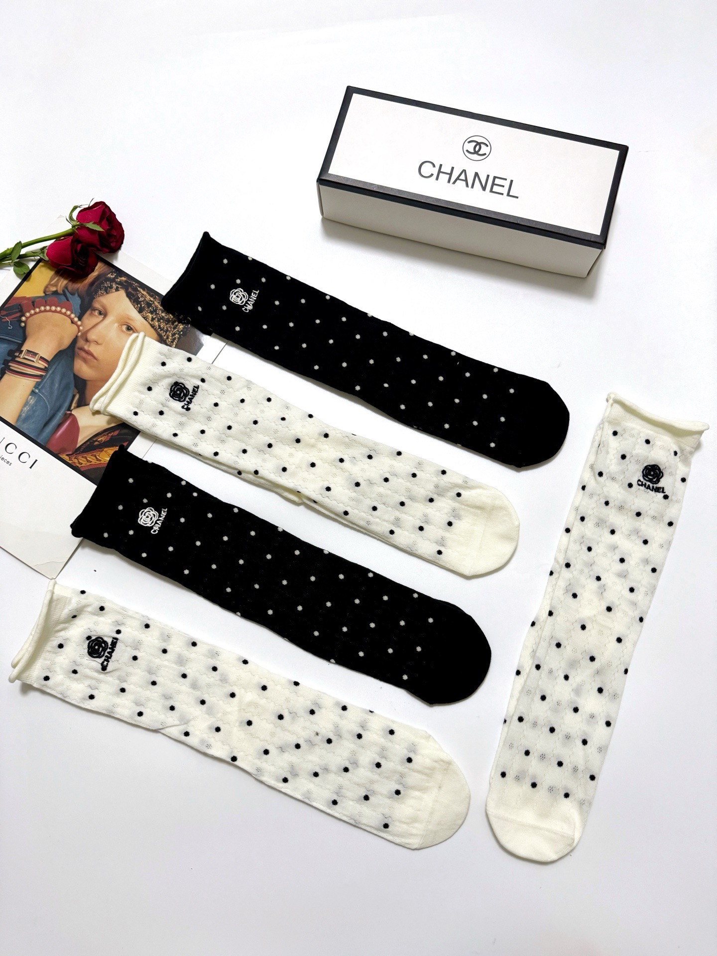  配包装
🌟【一盒5 双】
 🌟Chanel 香奈儿 经典山茶花刺绣 logo纯棉 中筒袜  ins超火