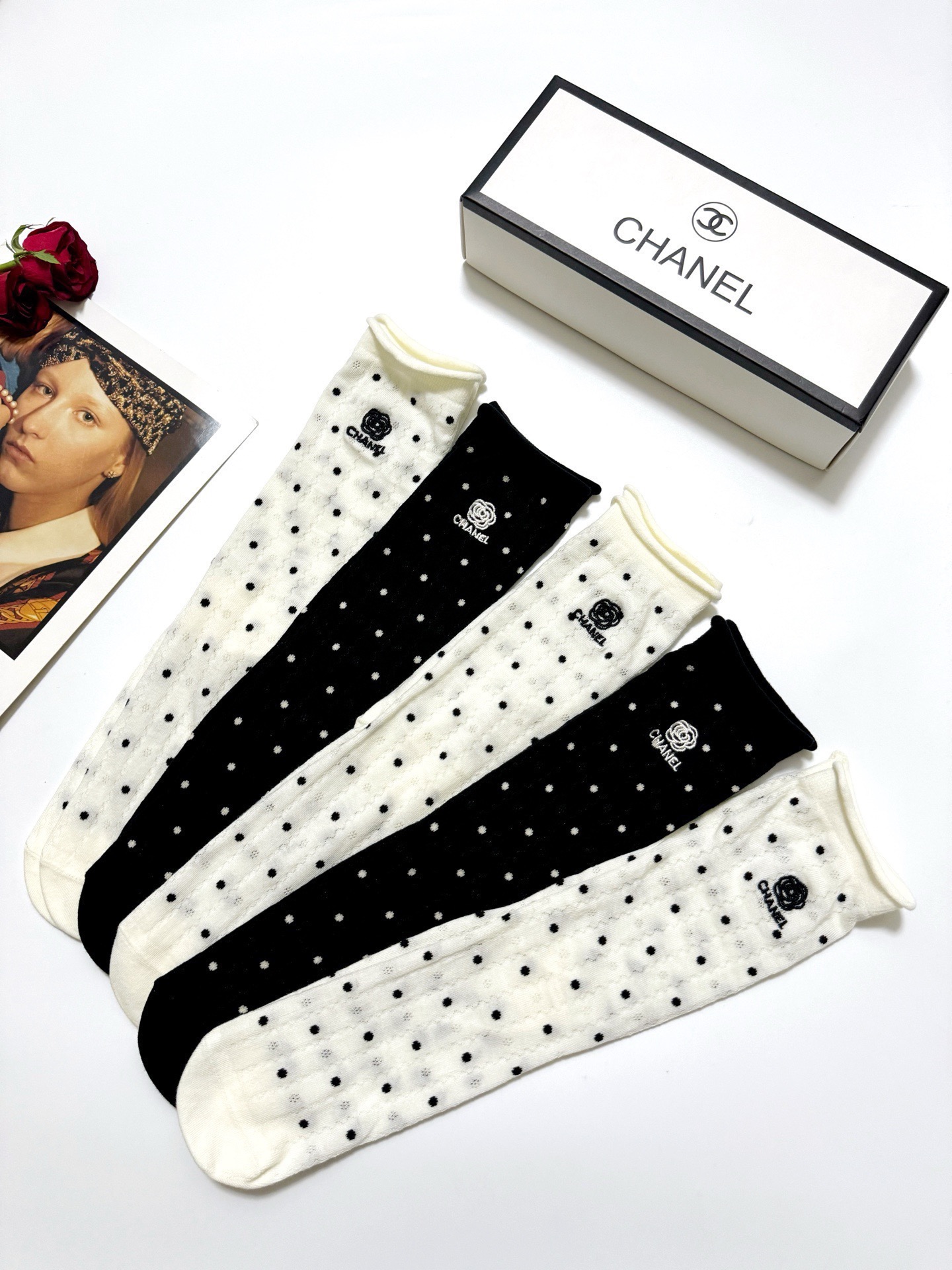  配包装
🌟【一盒5 双】
 🌟Chanel 香奈儿 经典山茶花刺绣 logo纯棉 中筒袜  ins超火