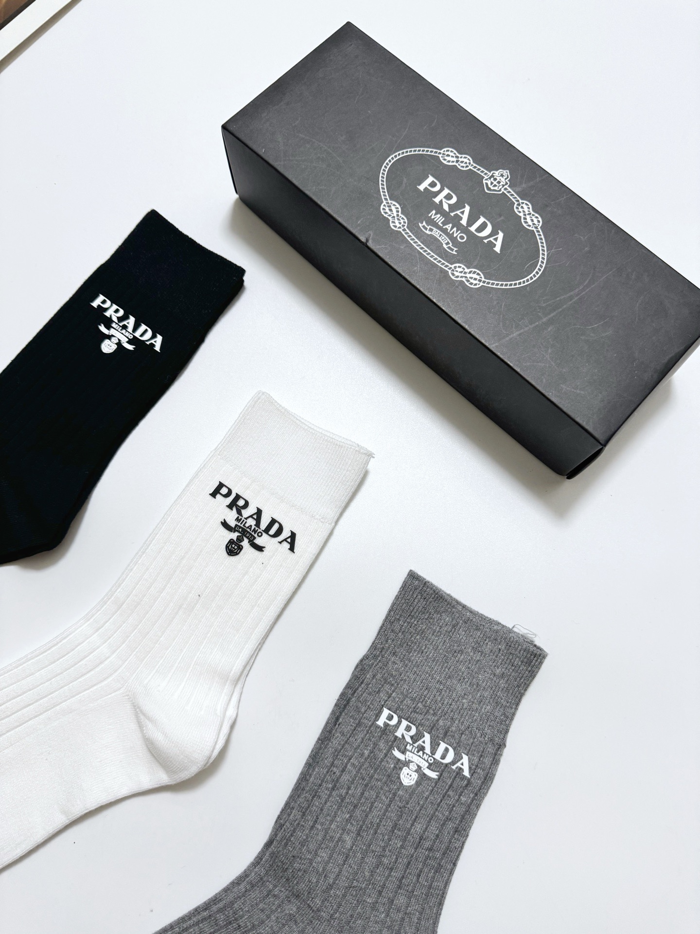 配包装
🌟【一盒3 双】
🌟 Prada 经典字母logo纯棉 中筒袜  
🌟经典配色个性时尚
🌟ins