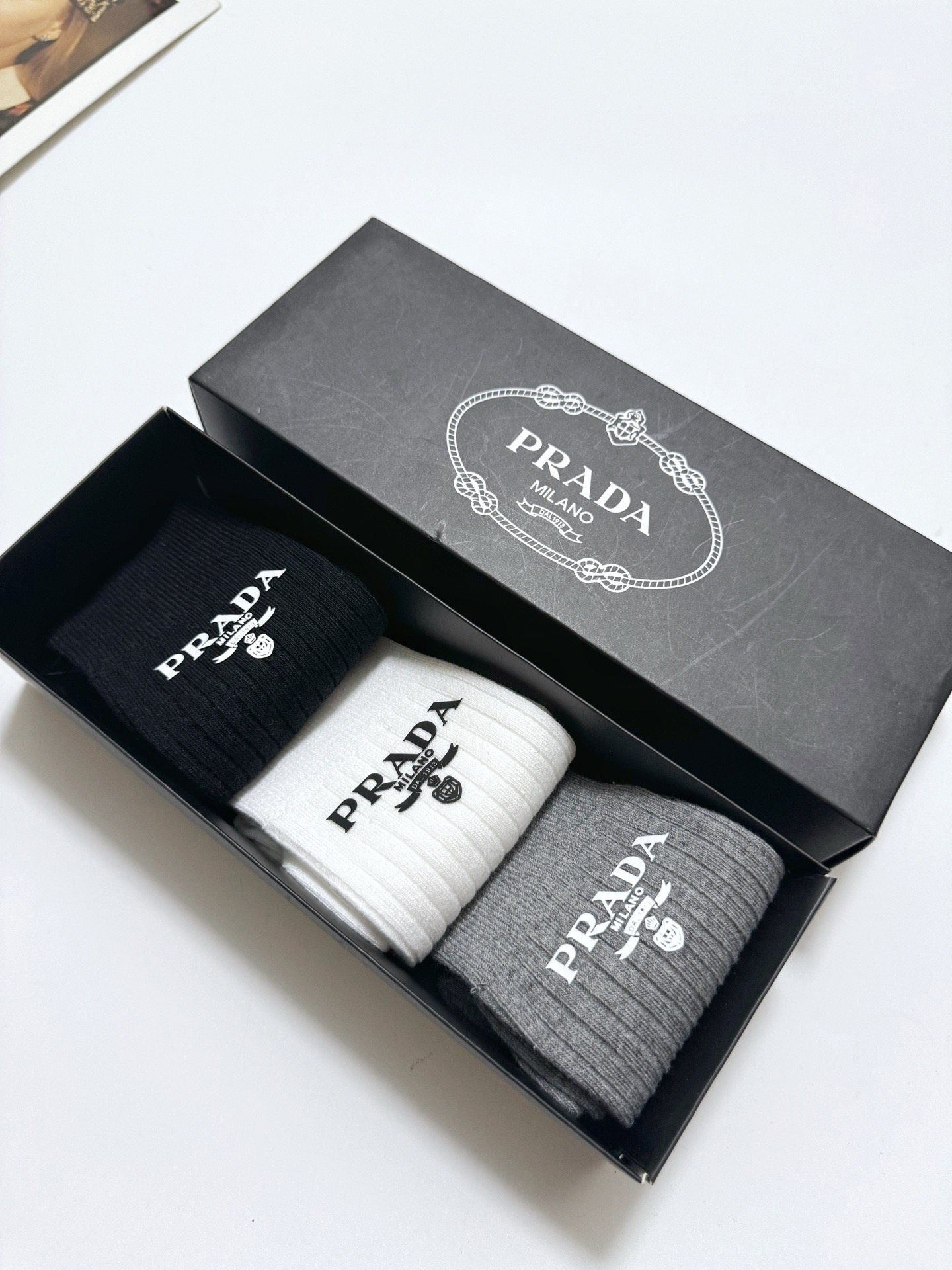 配包装
🌟【一盒3 双】
🌟 Prada 经典字母logo纯棉 中筒袜  
🌟经典配色个性时尚
🌟ins