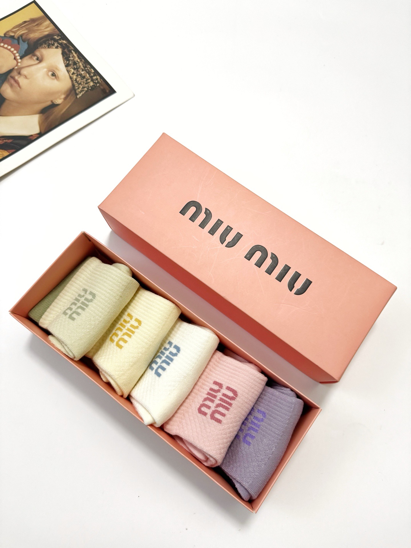  配包装
🌟【一盒5双】
🌟缪缪 miumiu  爆款纯棉短筒袜，韩系超百搭大火配色。超完美结合，款式经